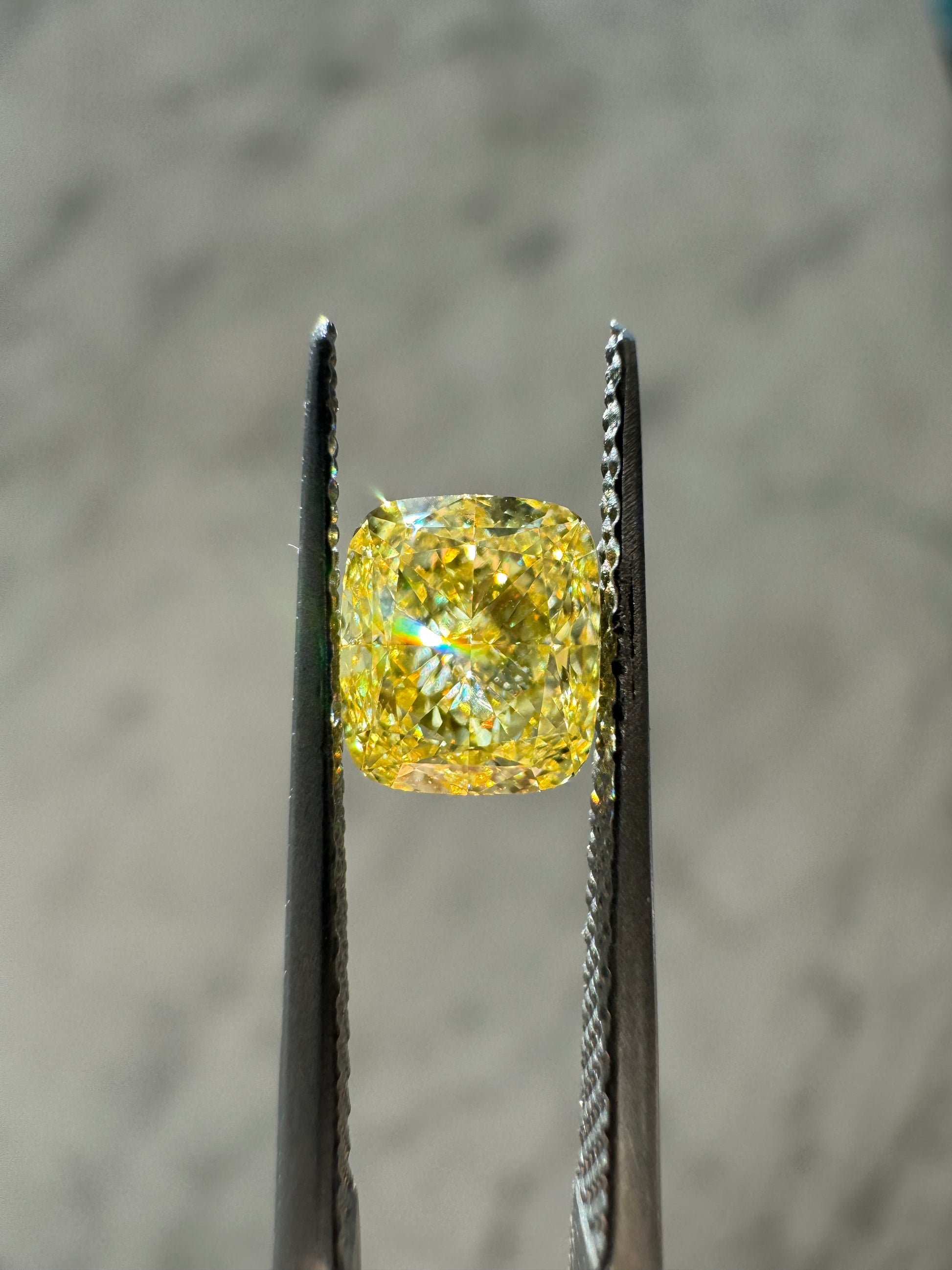 Cushion | 1.02ct Fancy Vivid Yellow VS1 | IGI Certified 680542092