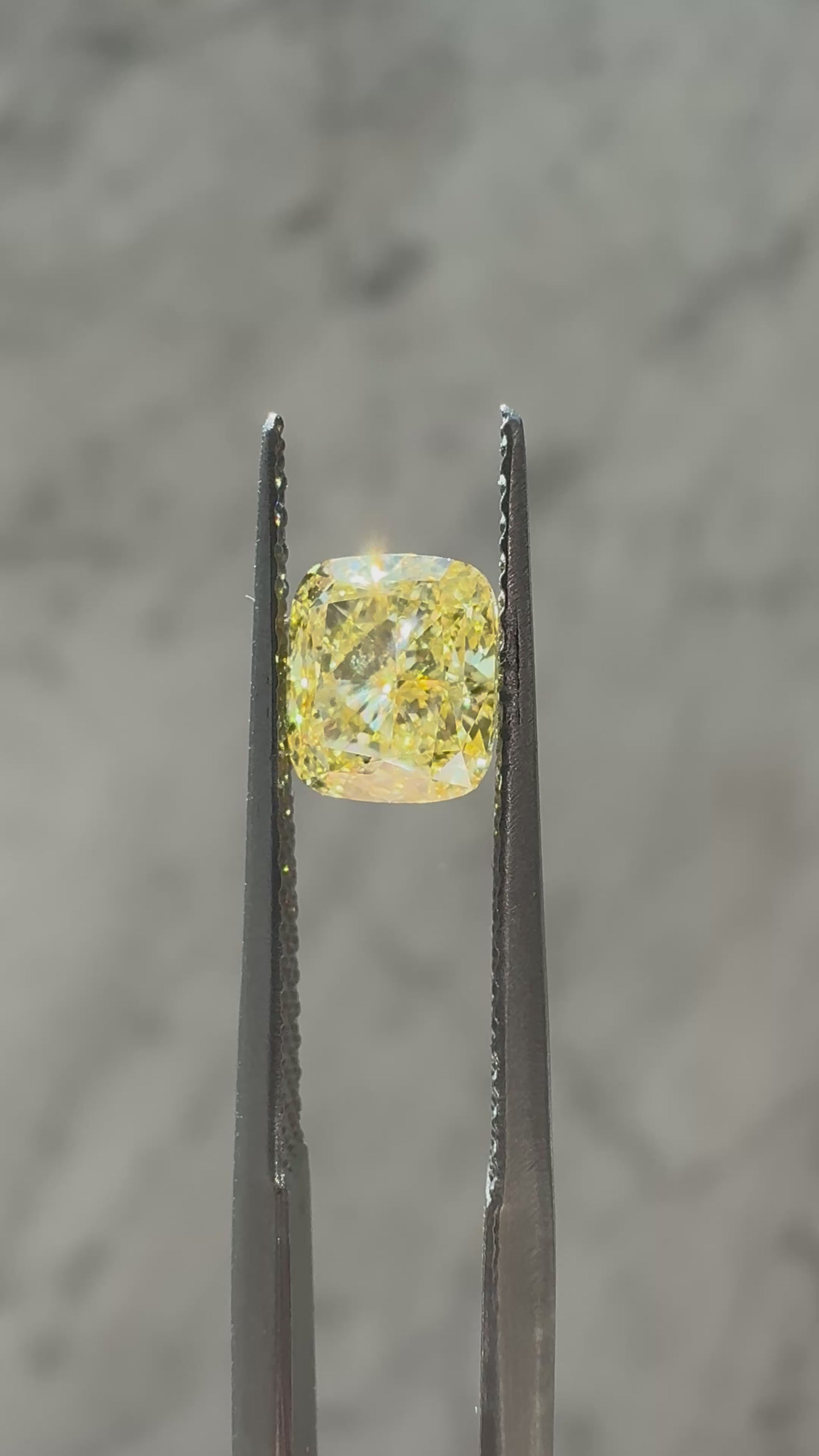 Cushion | 1.02ct Fancy Vivid Yellow VS1 | IGI Certified 680542092