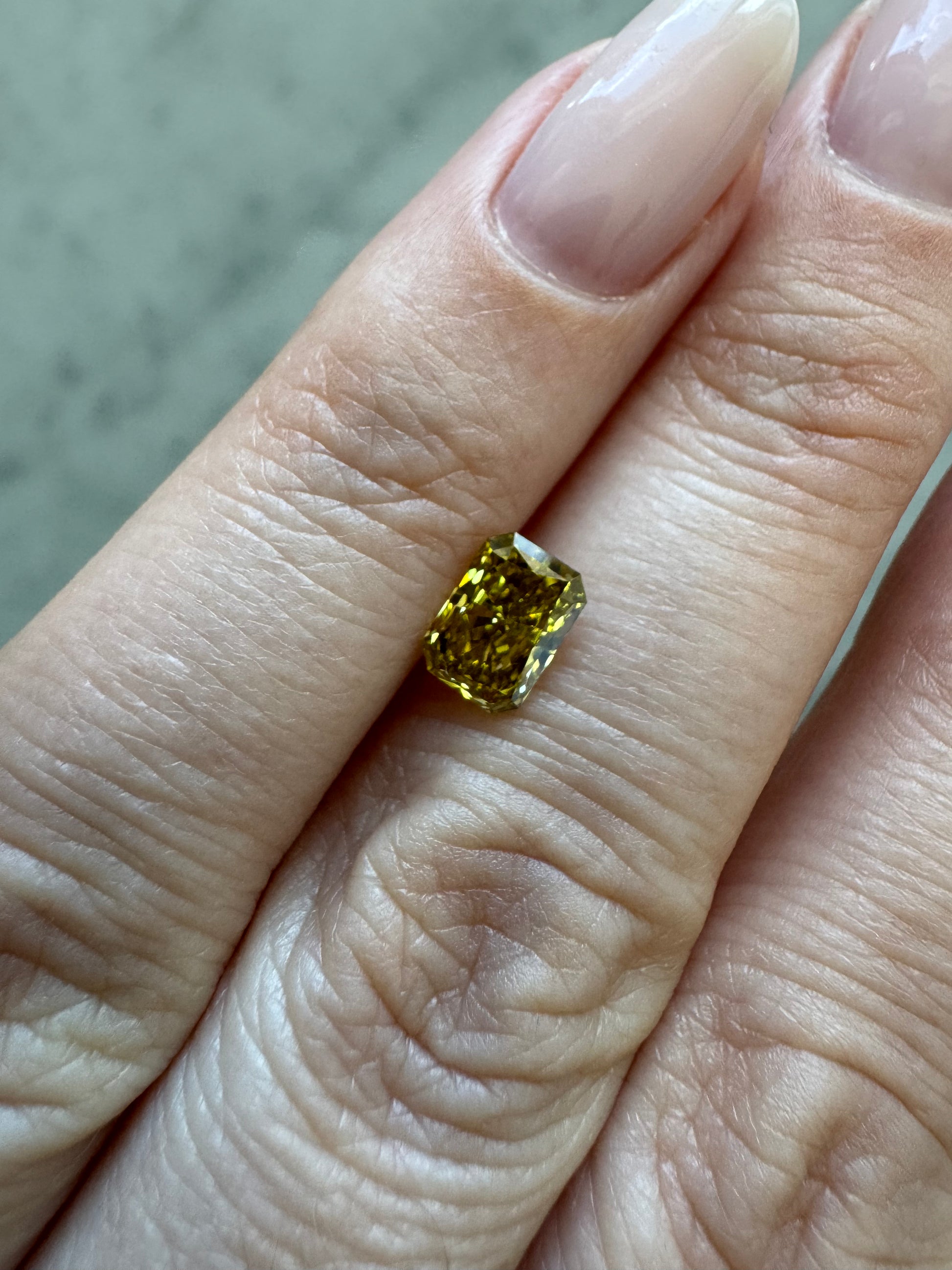 Radiant | 1.02ct Fancy Vivid Yellow VVS2 | 1.43 ratio | IGI Certified 737508179
