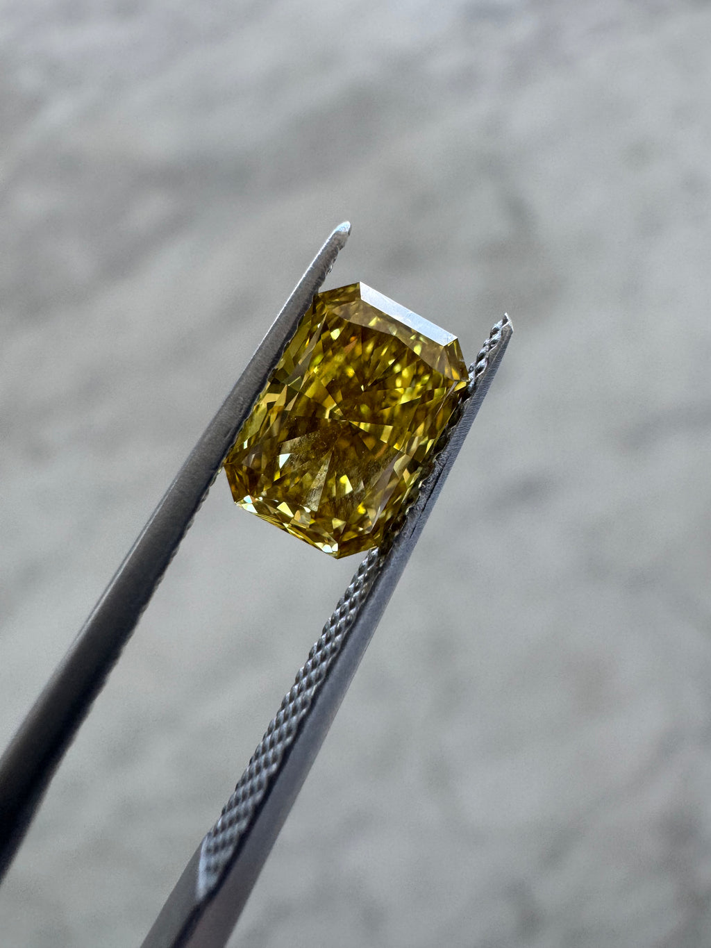 Radiant | 1.02ct Fancy Vivid Yellow VVS2 | 1.43 ratio | IGI Certified 737508179