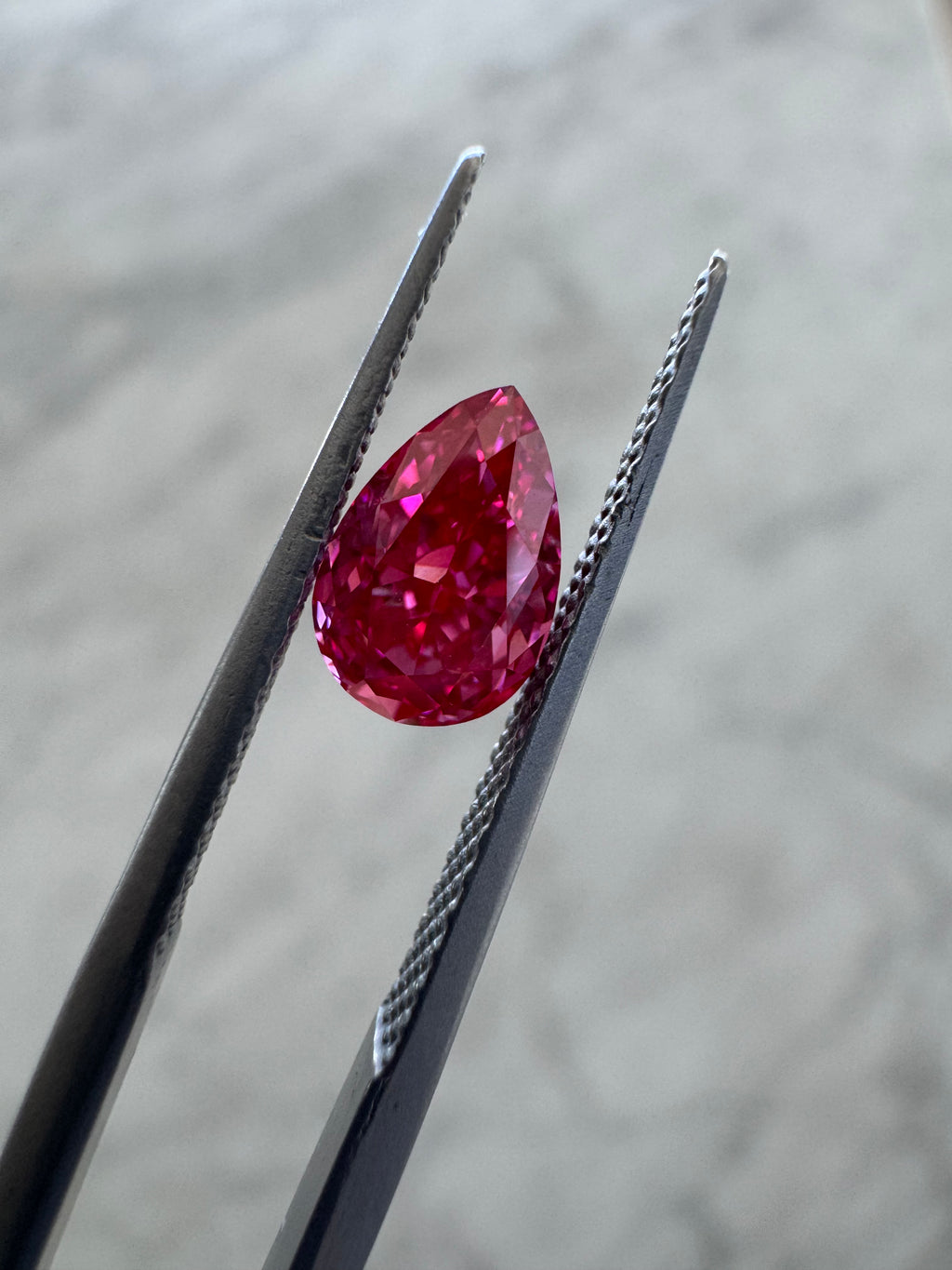 Pear | 1.01ct Fancy Vivid Pink VS2 | 1.49 ratio | IGI Certified 826625045