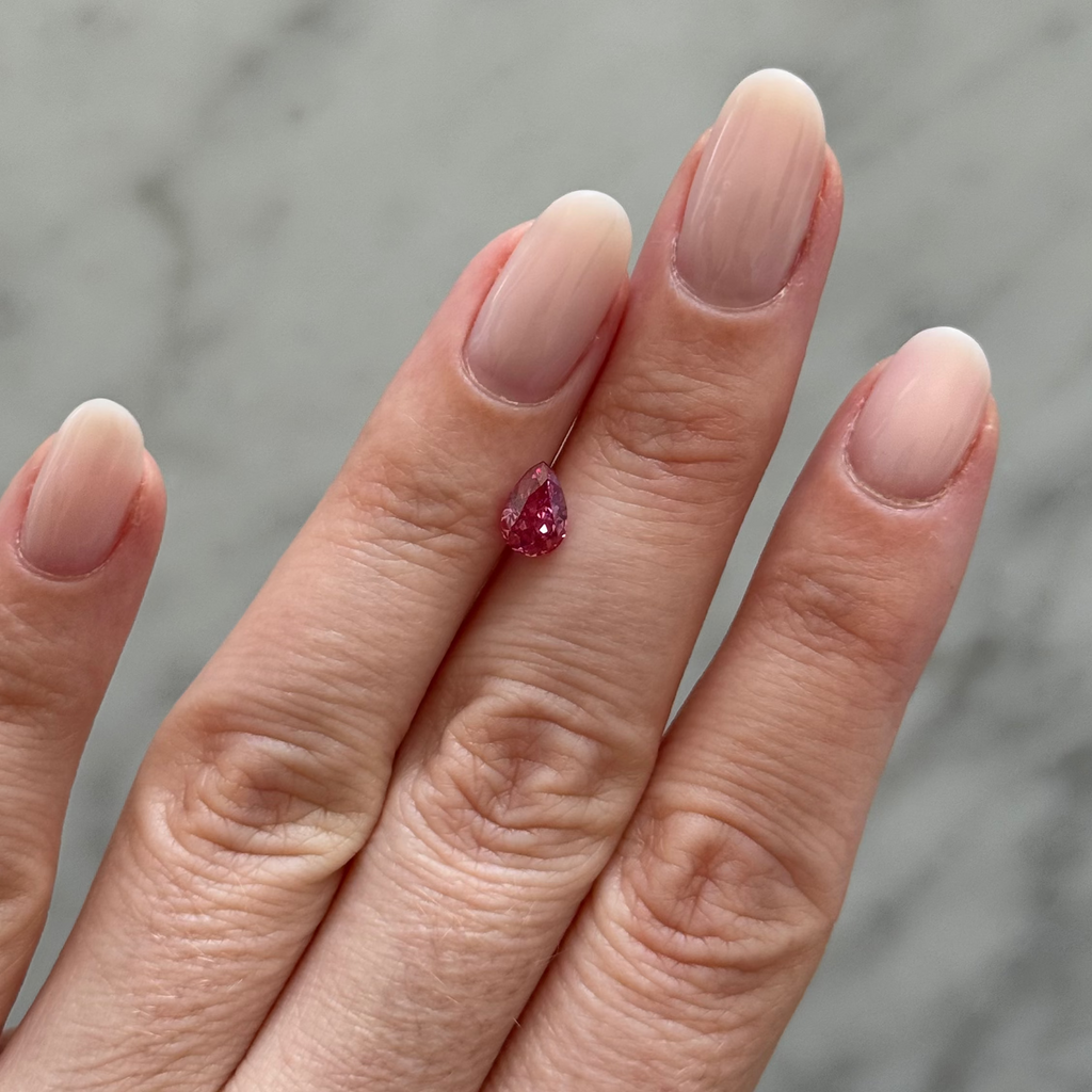 Pear | 1.01ct Fancy Vivid Pink VS2 | 1.49 ratio | IGI Certified 826625045