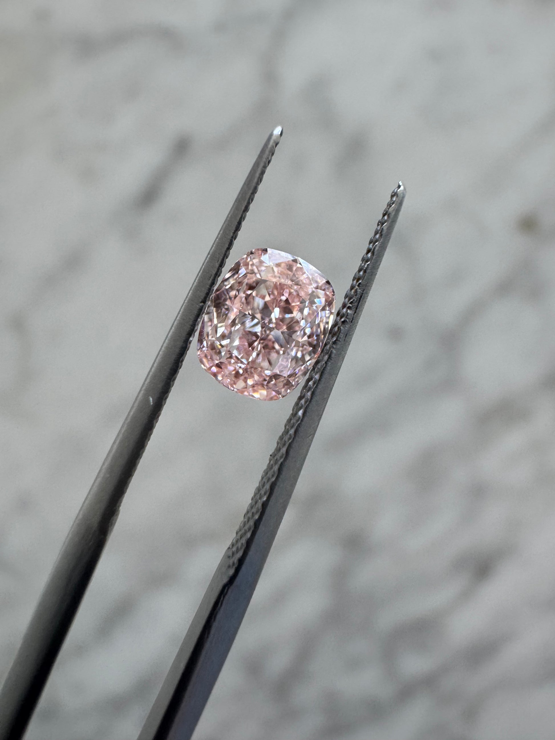 Cushion | 1.04ct Fancy Intense Pink VVS2 | 1.22 ratio | IGI Certified 626491933