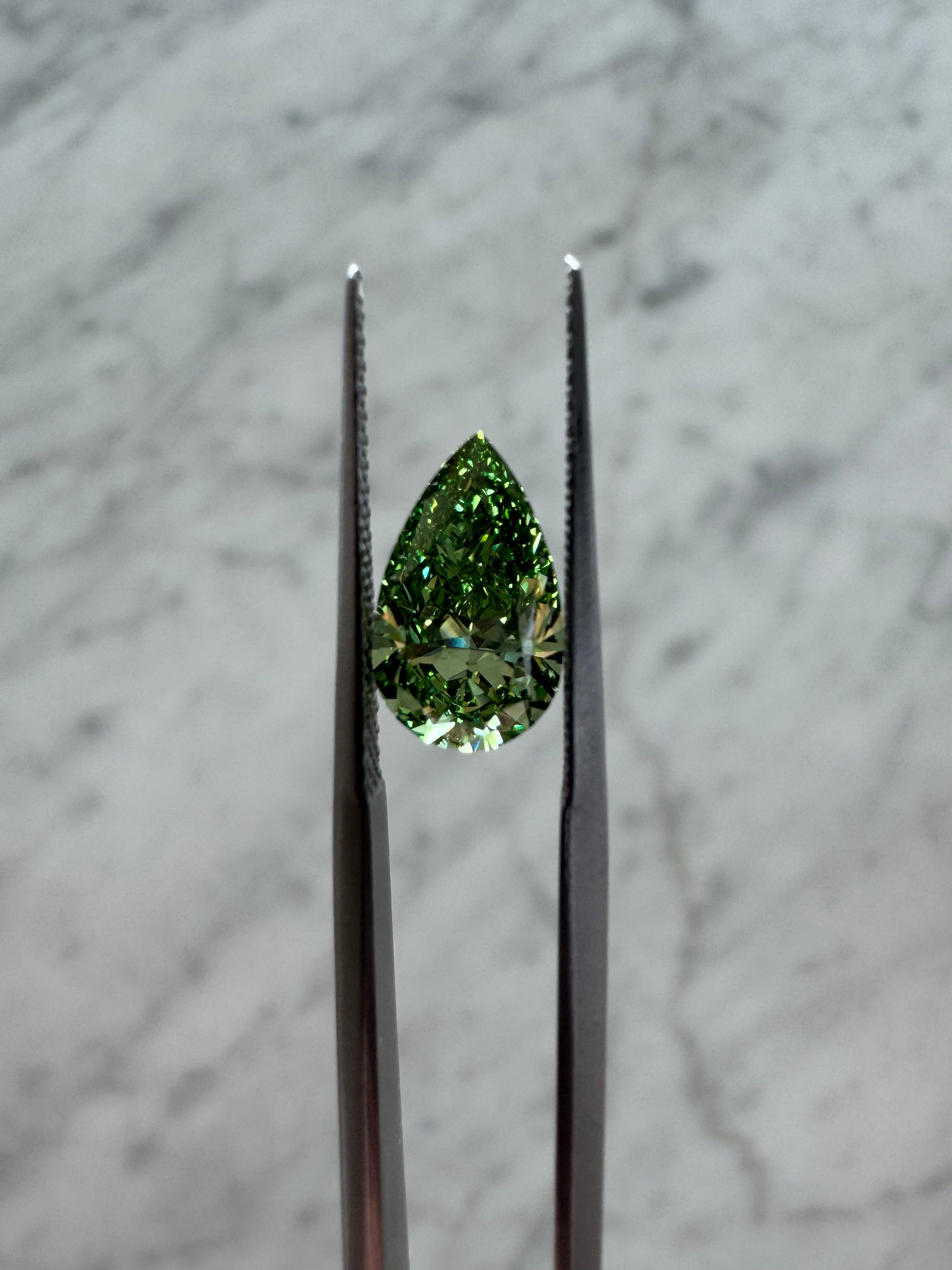 Pear | 1.95ct Fancy Vivid Greenish Green VS1 | 1.64 ratio | IGI Certified 782681240