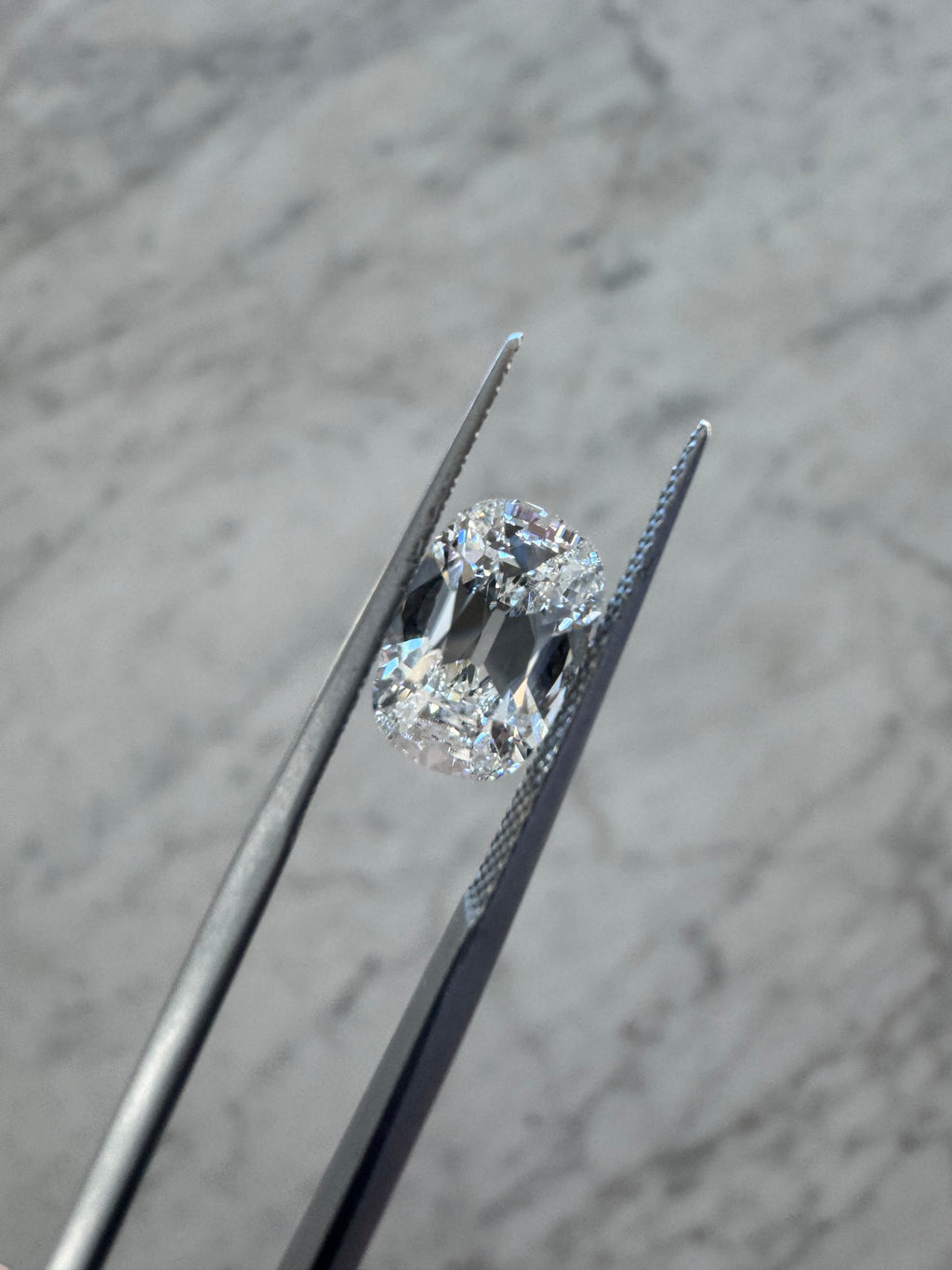 Old Mine Cushion | 2.18ct F VVS2 | 1.50 ratio | IGI Certified LG789610578