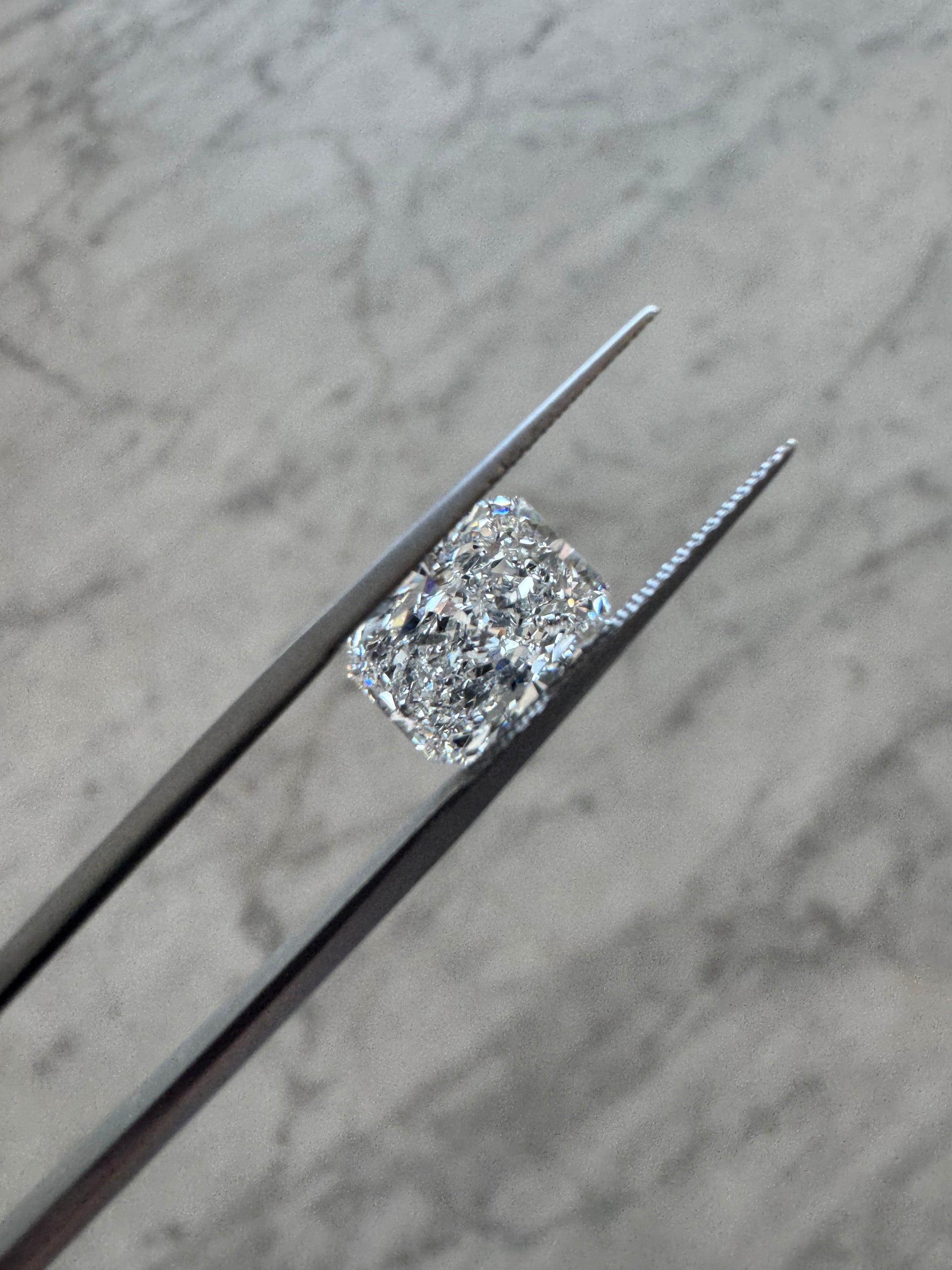 Radiant | 3.02ct F VS2 | 1.44 ratio | IGI Certified LG732562465