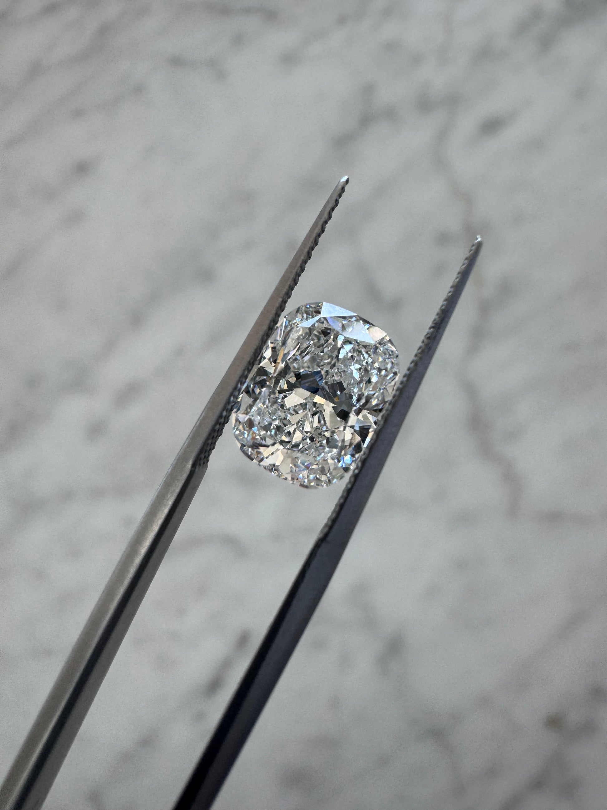 Cushion | 3.10ct VVS2 E | 1.32 ratio | IGI Certified 810625175