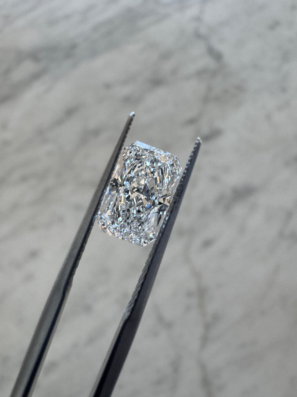 Radiant | 2.30ct D VS1 | 1.55 ratio | IGI Certified LG723528688