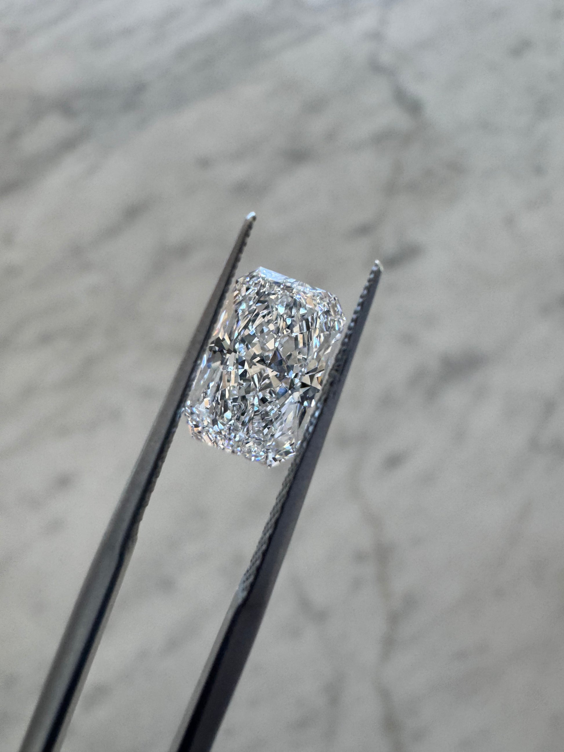 Radiant | 2.30ct D VS1 | 1.55 ratio | IGI Certified LG723528688