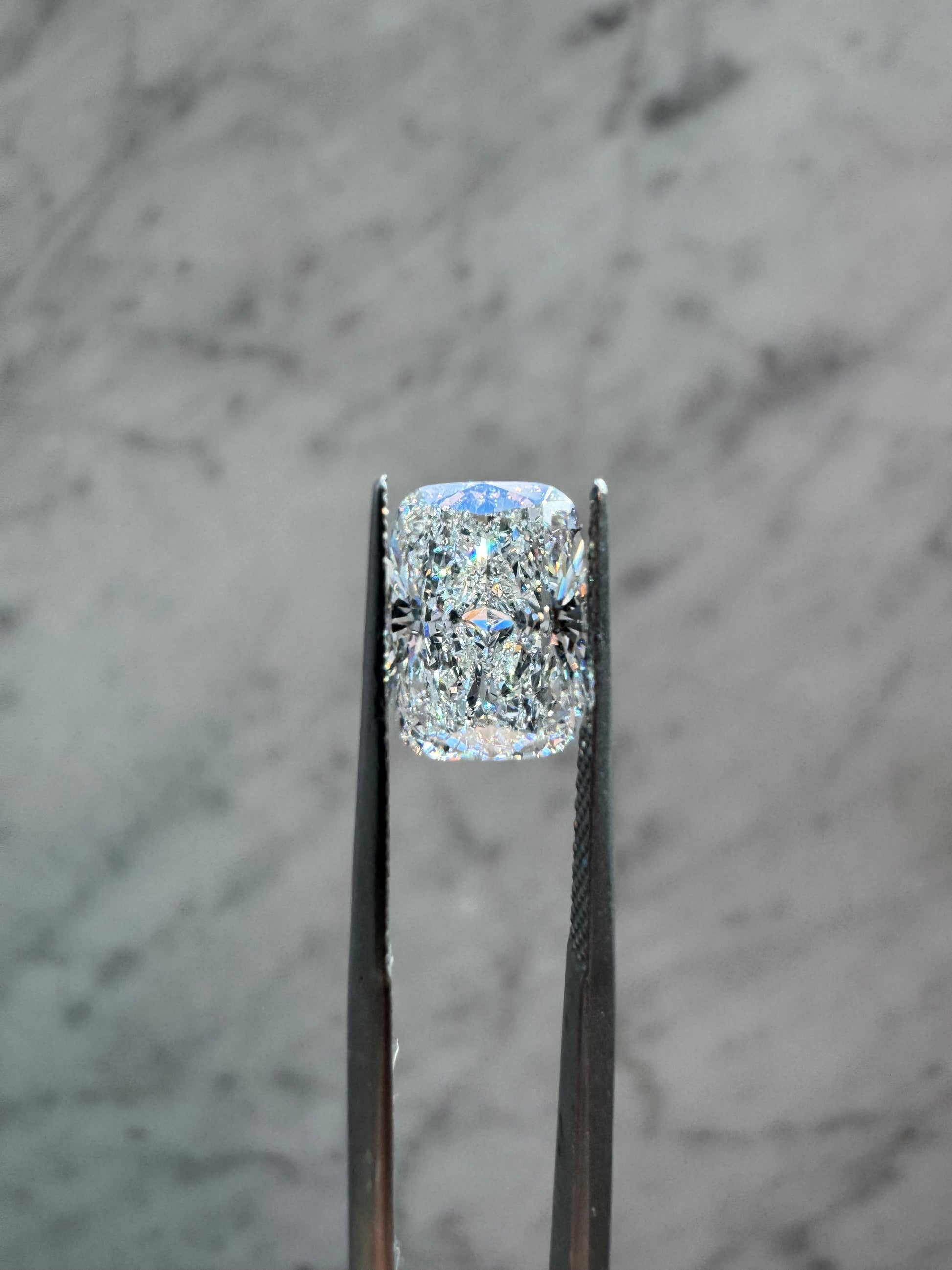 Cushion | 3.10ct E VVS2 | 1.39 ratio | IGI Certified 722580999