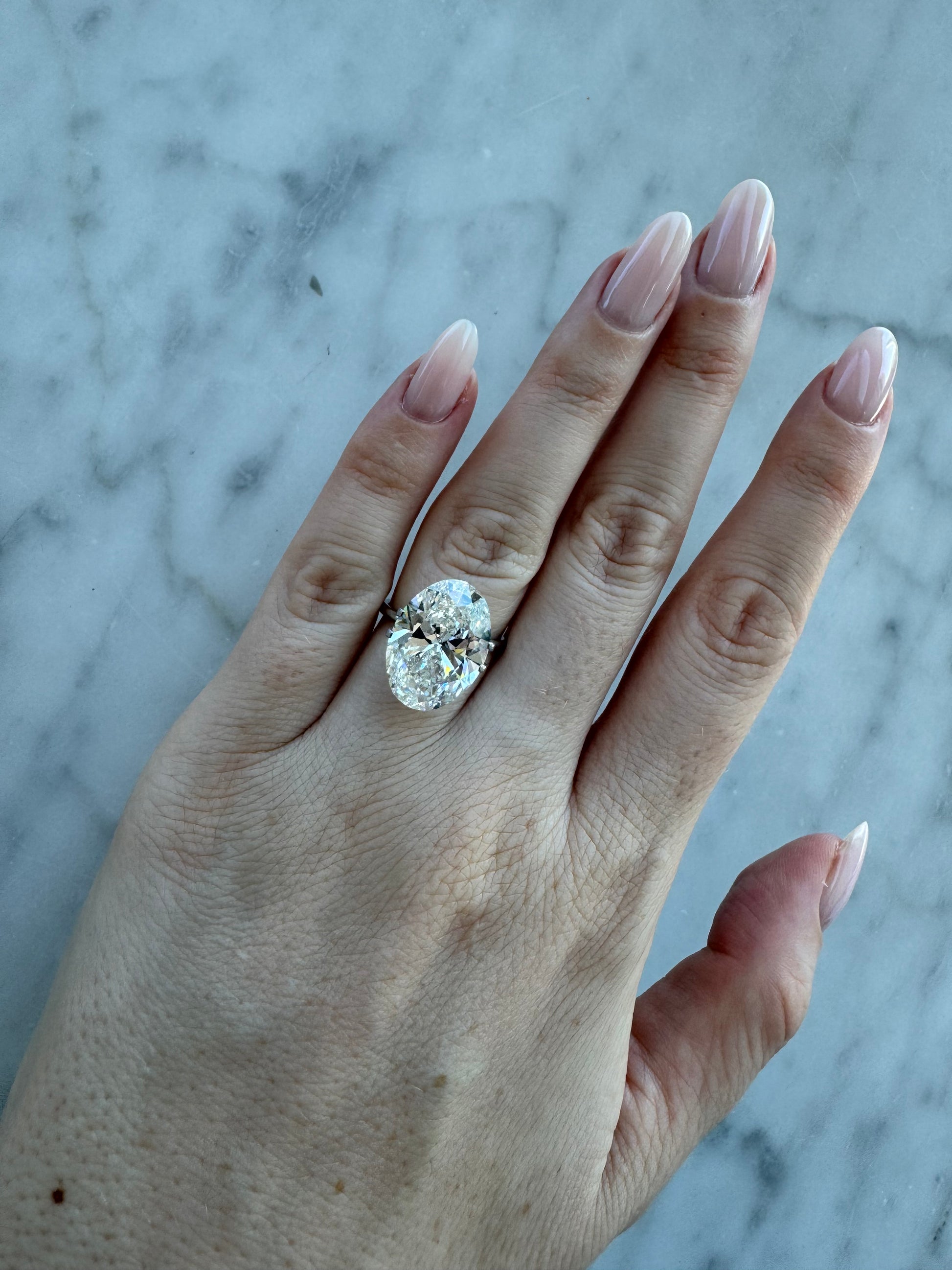 Oval | 10.05ct F VVS2 | 1.4 ratio | IGI Certified 621493877 | OV1005