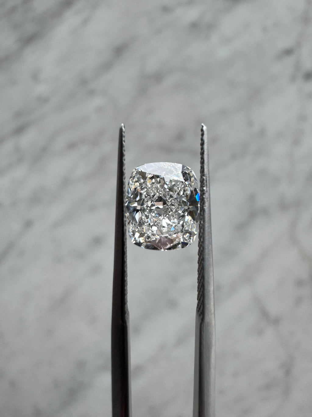 Cushion | 2.11ct F VS1 | 1.18 ratio | IGI Certified LG701506948 | CU211