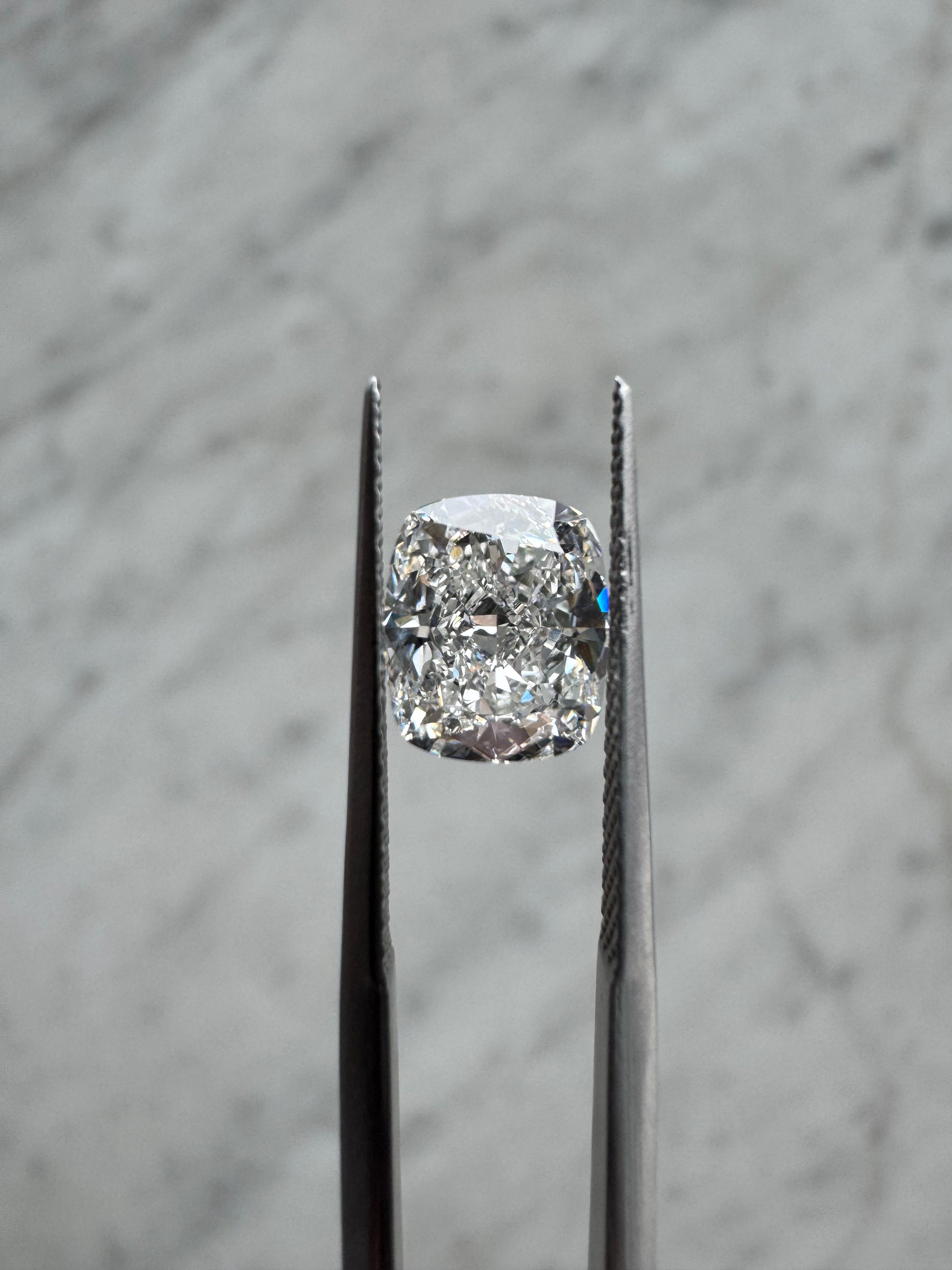 Cushion | 2.11ct F VS1 | 1.18 ratio | IGI Certified LG701506948 | CU211