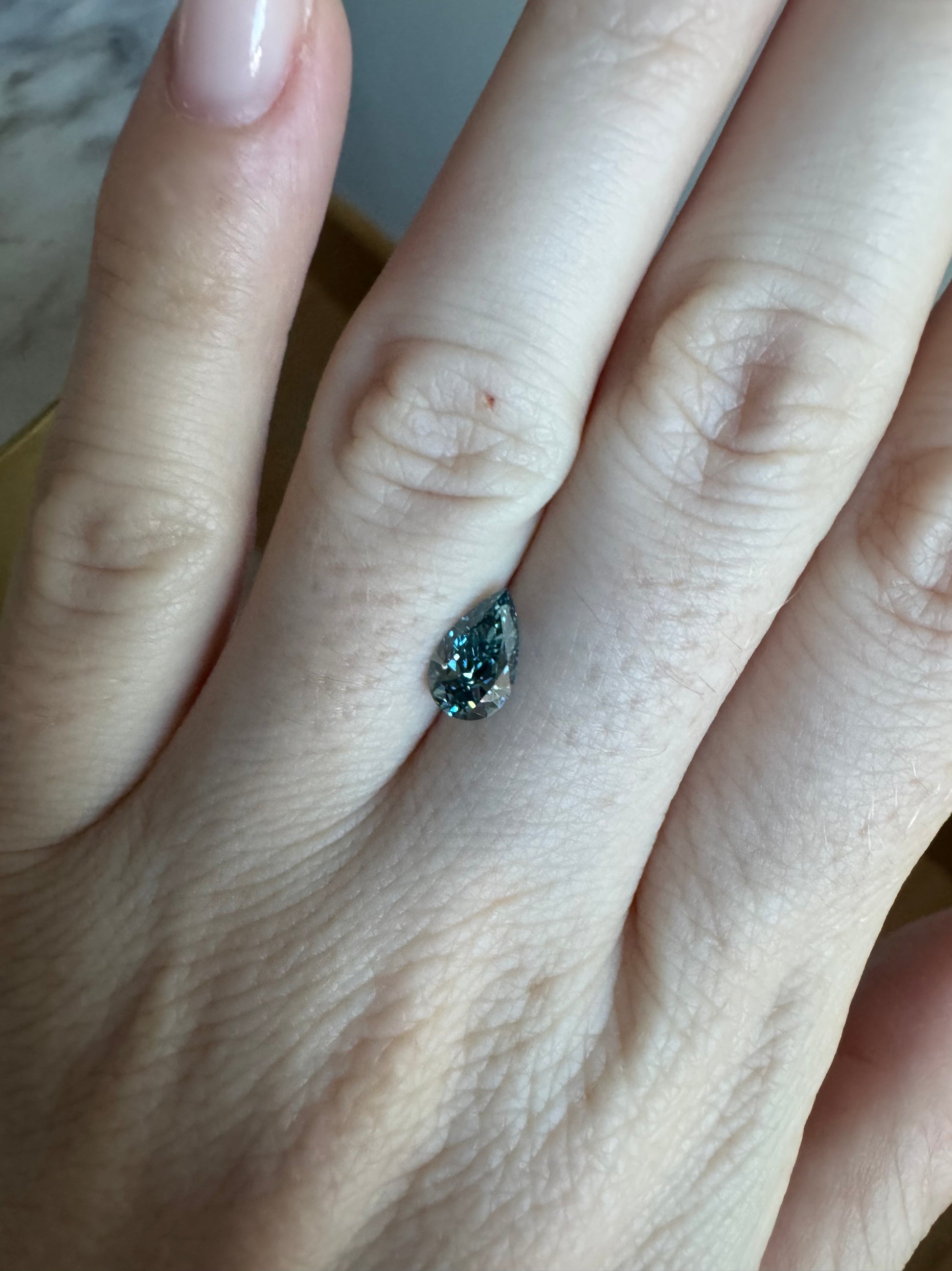 Pear | 1.01ct Fancy Vivid Blue VVS2 | 1.63 ratio | IGI Certified 698567320 | FP101