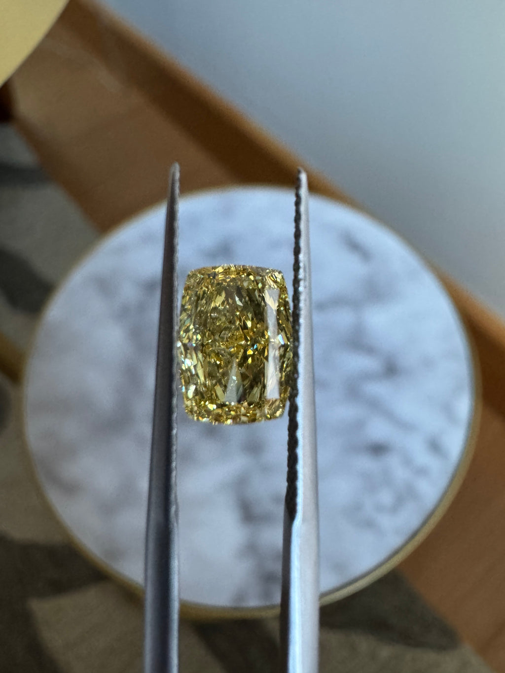 Cushion | 1.92ct Fancy Vivid Yellowish Yellow VVS2 | 1.39 ratio | IGI Certified 650479092 | FCU192