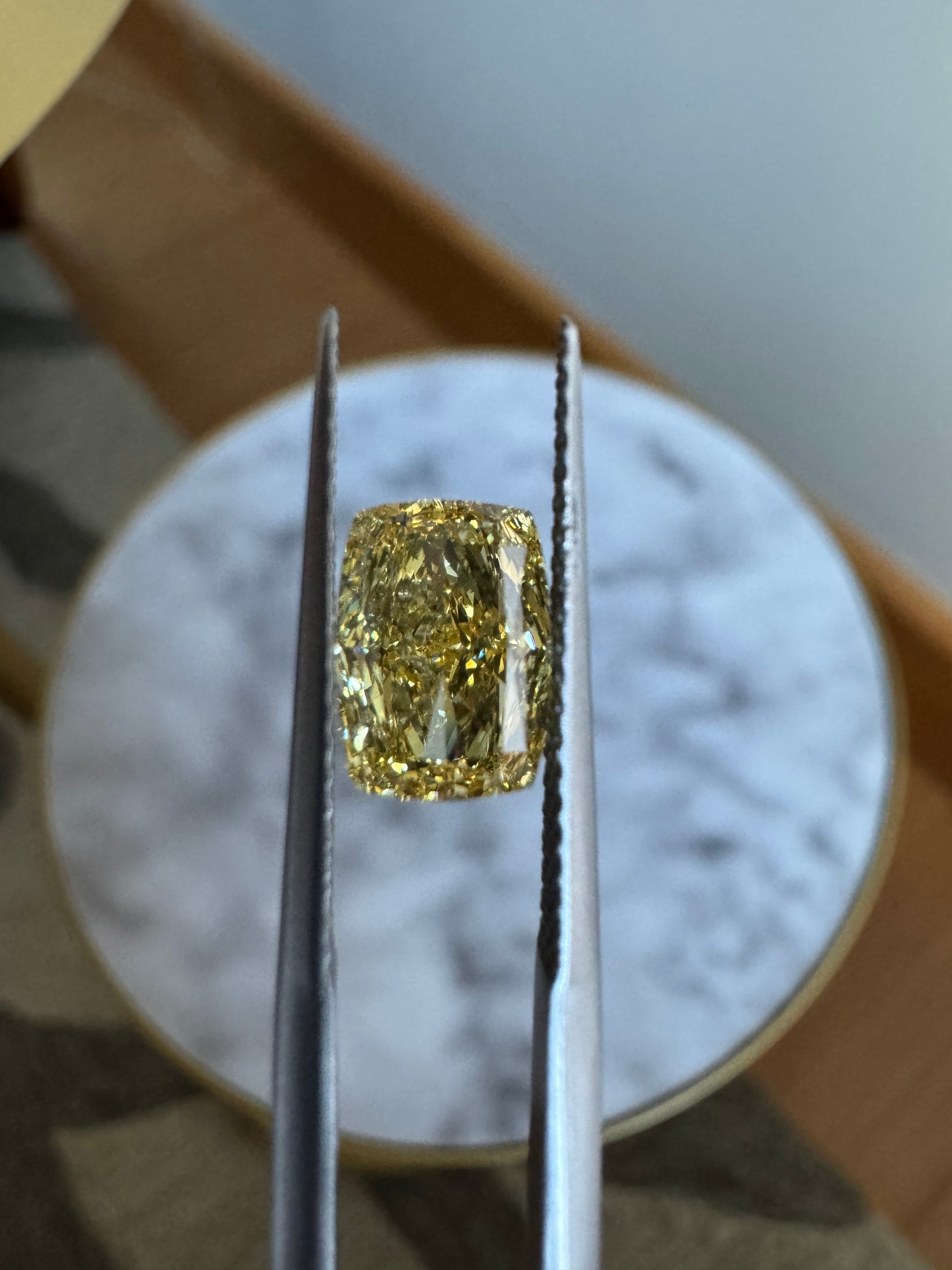 Cushion | 1.92ct Fancy Vivid Yellowish Yellow VVS2 | 1.39 ratio | IGI Certified 650479092 | FCU192