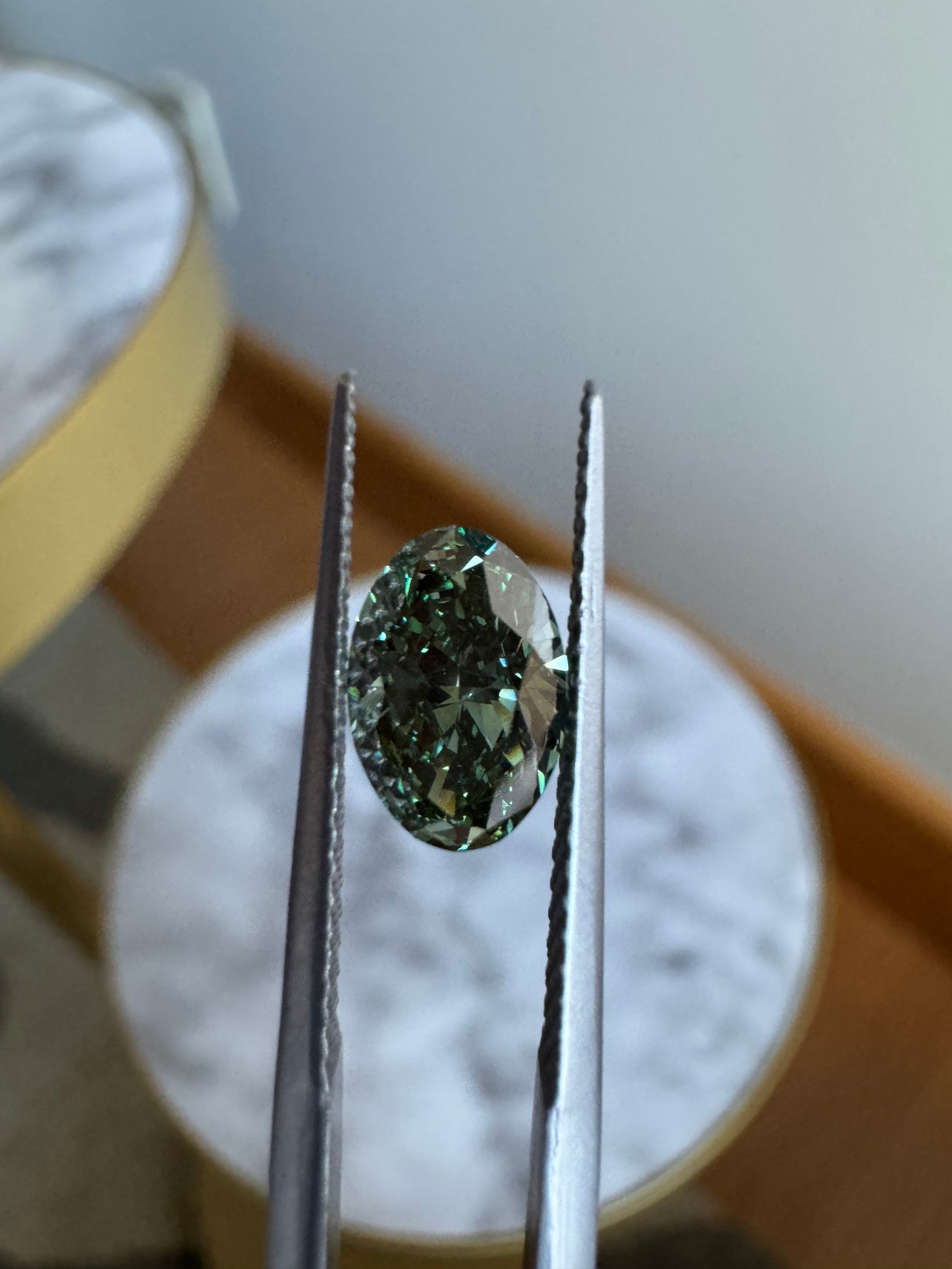 Oval | 1.10ct Fancy Vivid Greenish Green VS1 | 1.48 ratio | IGI Certified 731519574 | FOV110