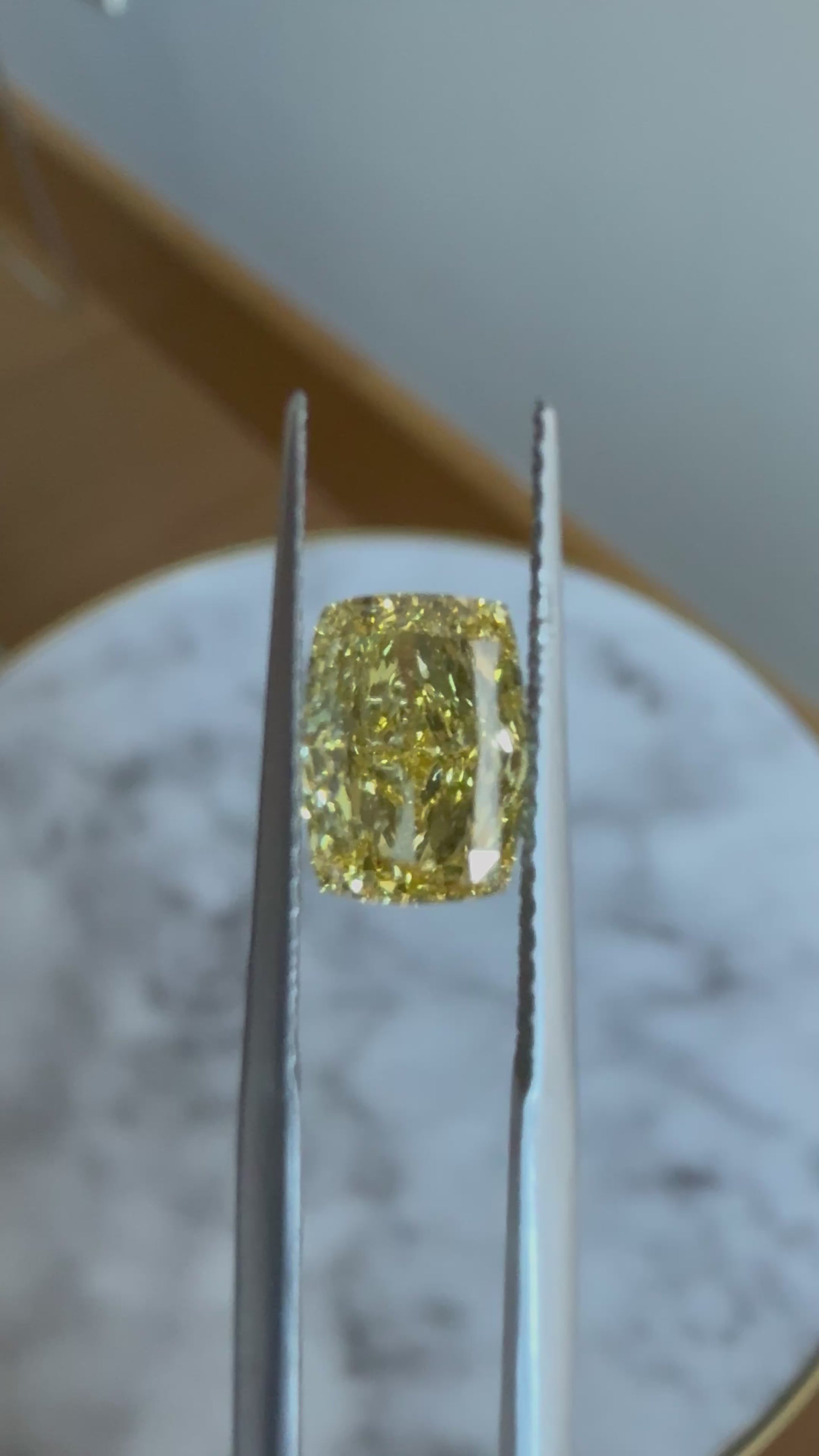 Cushion | 1.92ct Fancy Vivid Yellowish Yellow VVS2 | 1.39 ratio | IGI Certified 650479092 | FCU192