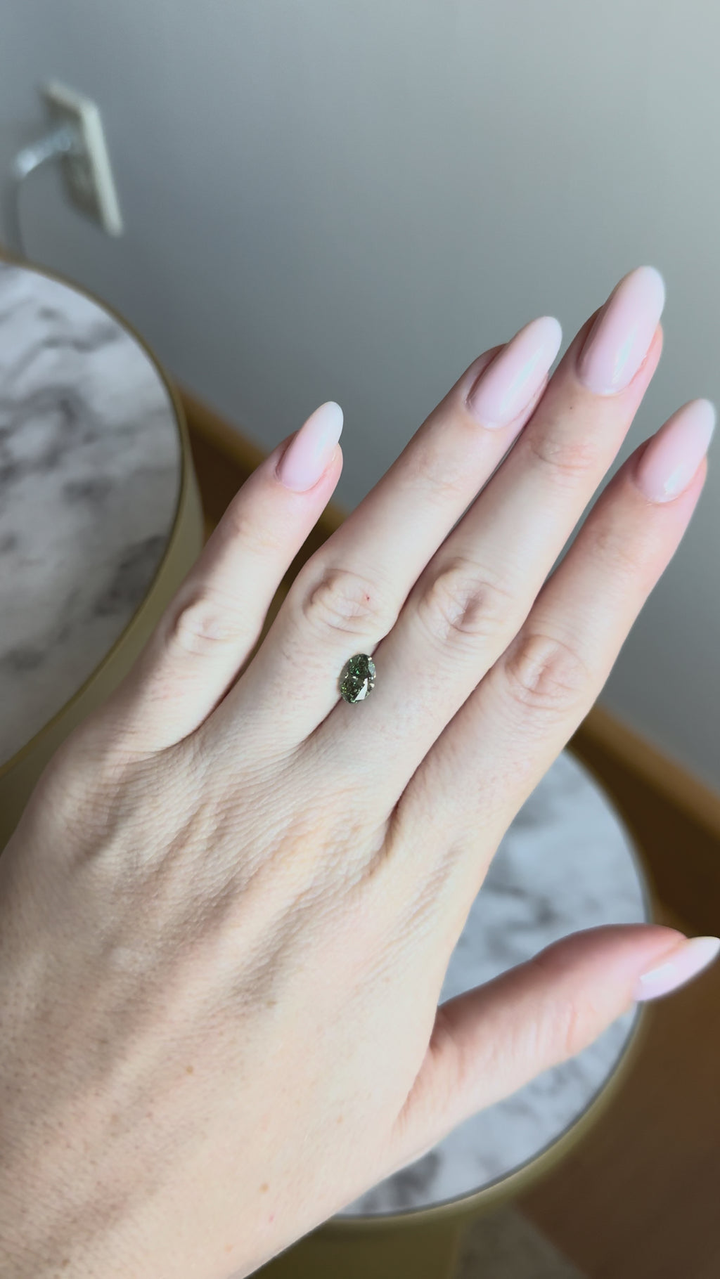 Oval | 1.10ct Fancy Vivid Greenish Green VS1 | 1.48 ratio | IGI Certified 731519574 | FOV110