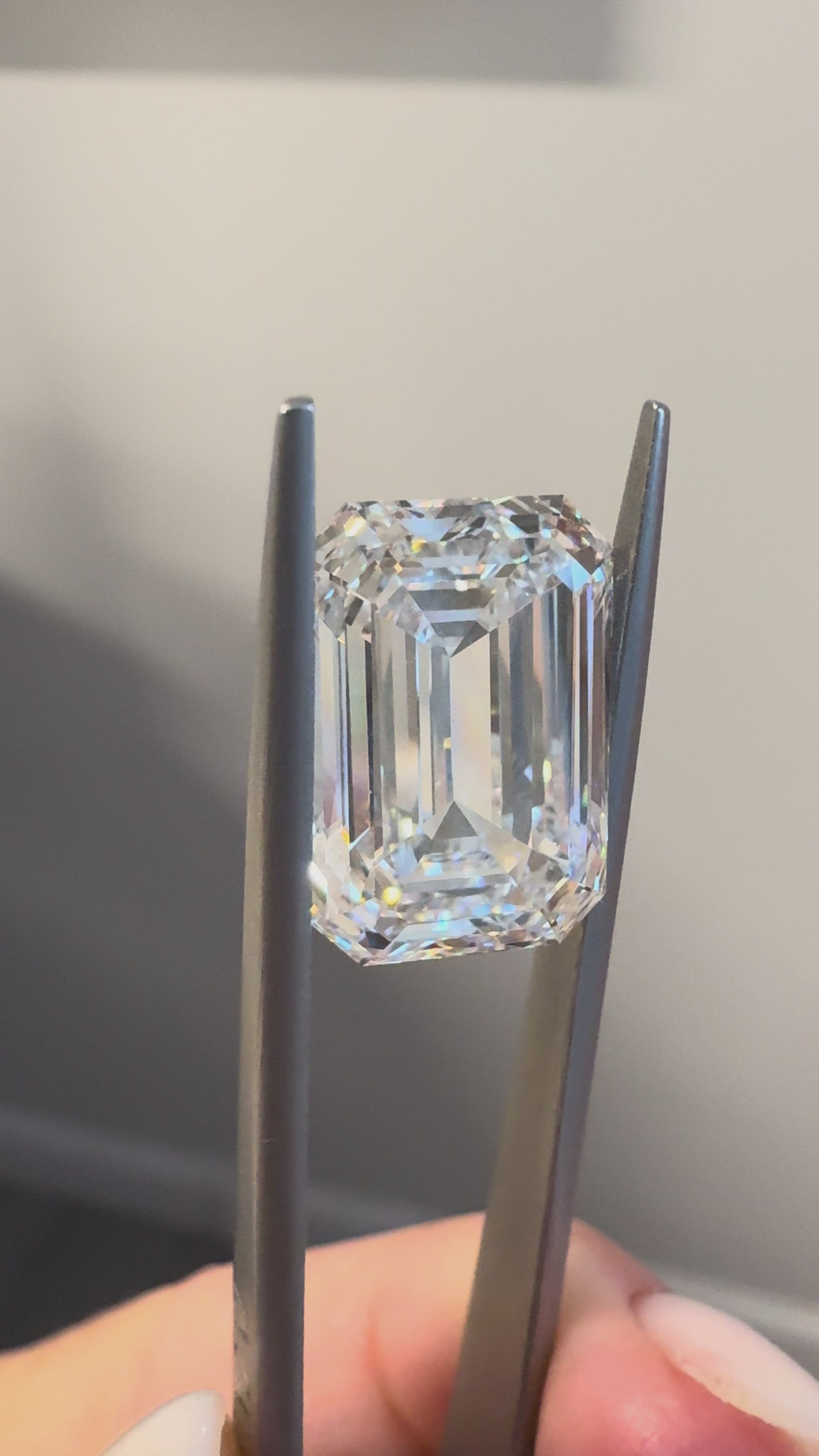 Emerald | 10.56ct F VVS2 | 1.47 ratio | IGI Certified