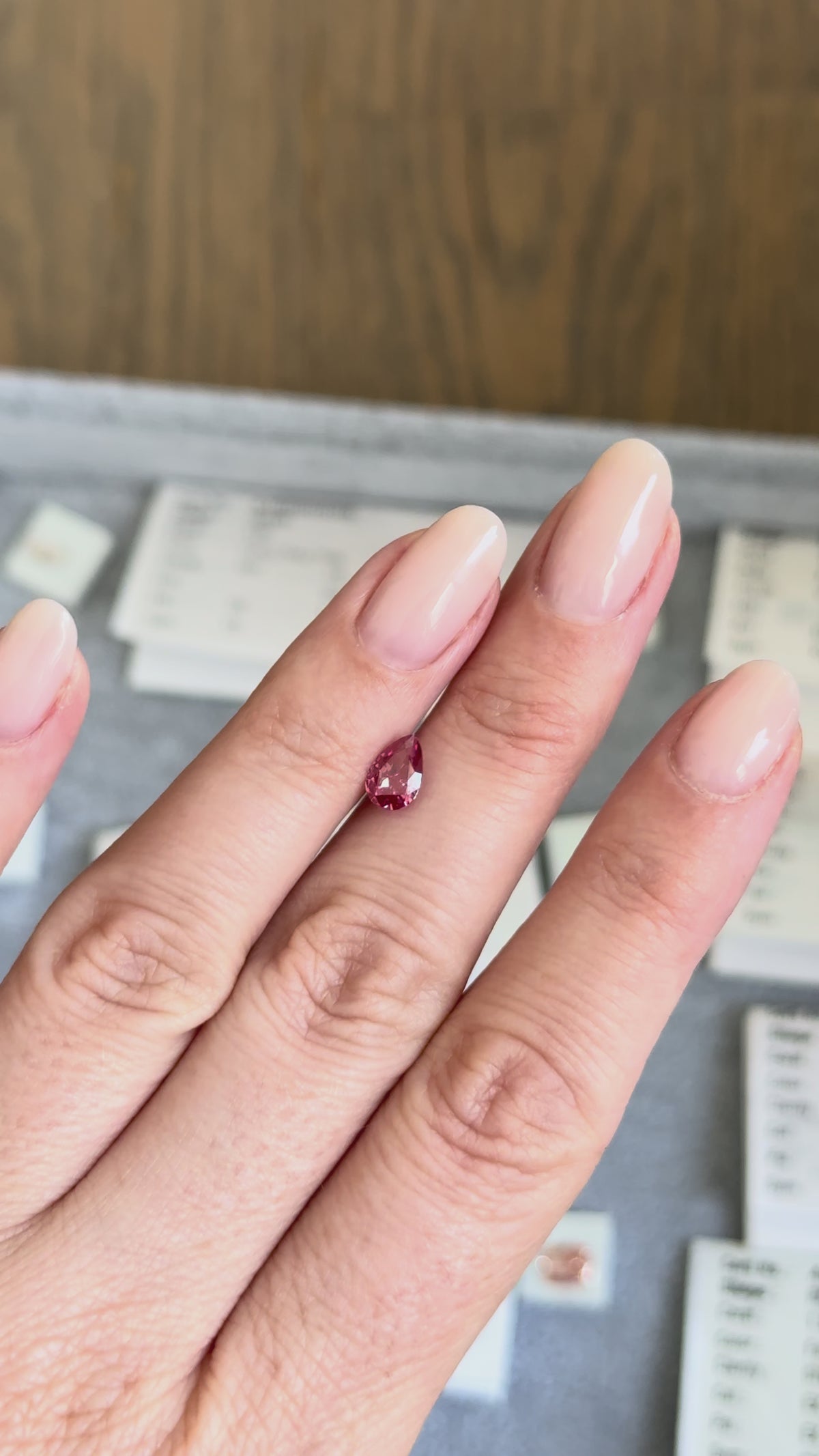 Pear | 1.01ct Fancy Vivid Pink VS2 | 1.49 ratio | IGI Certified 826625045