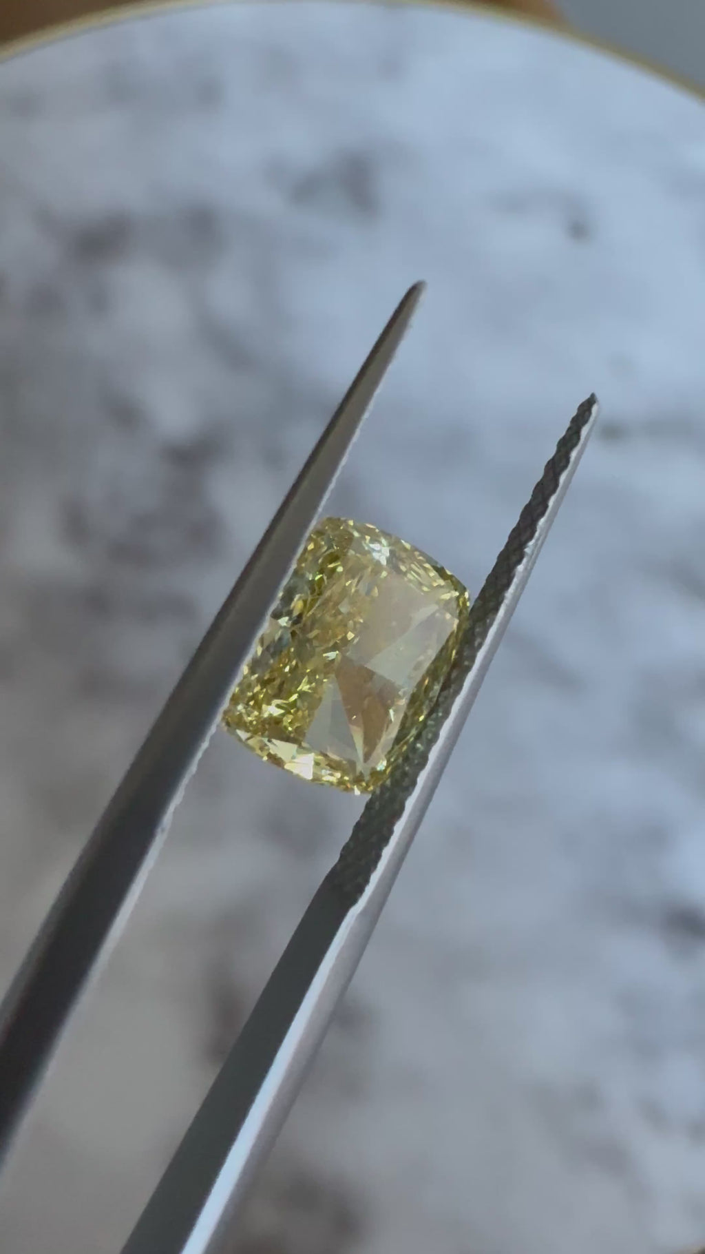 Cushion | 2.17ct Fancy Vivid Yellowish Yellow VS1 | 1.27 ratio | 656477842 | FCU217