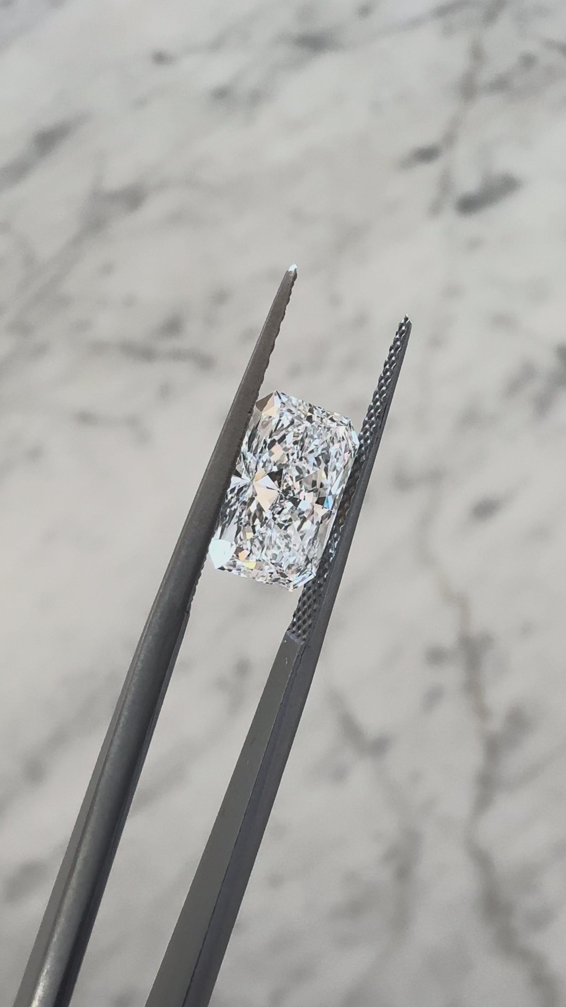 Radiant | 2.30ct D VS1 | 1.55 ratio | IGI Certified LG723528688