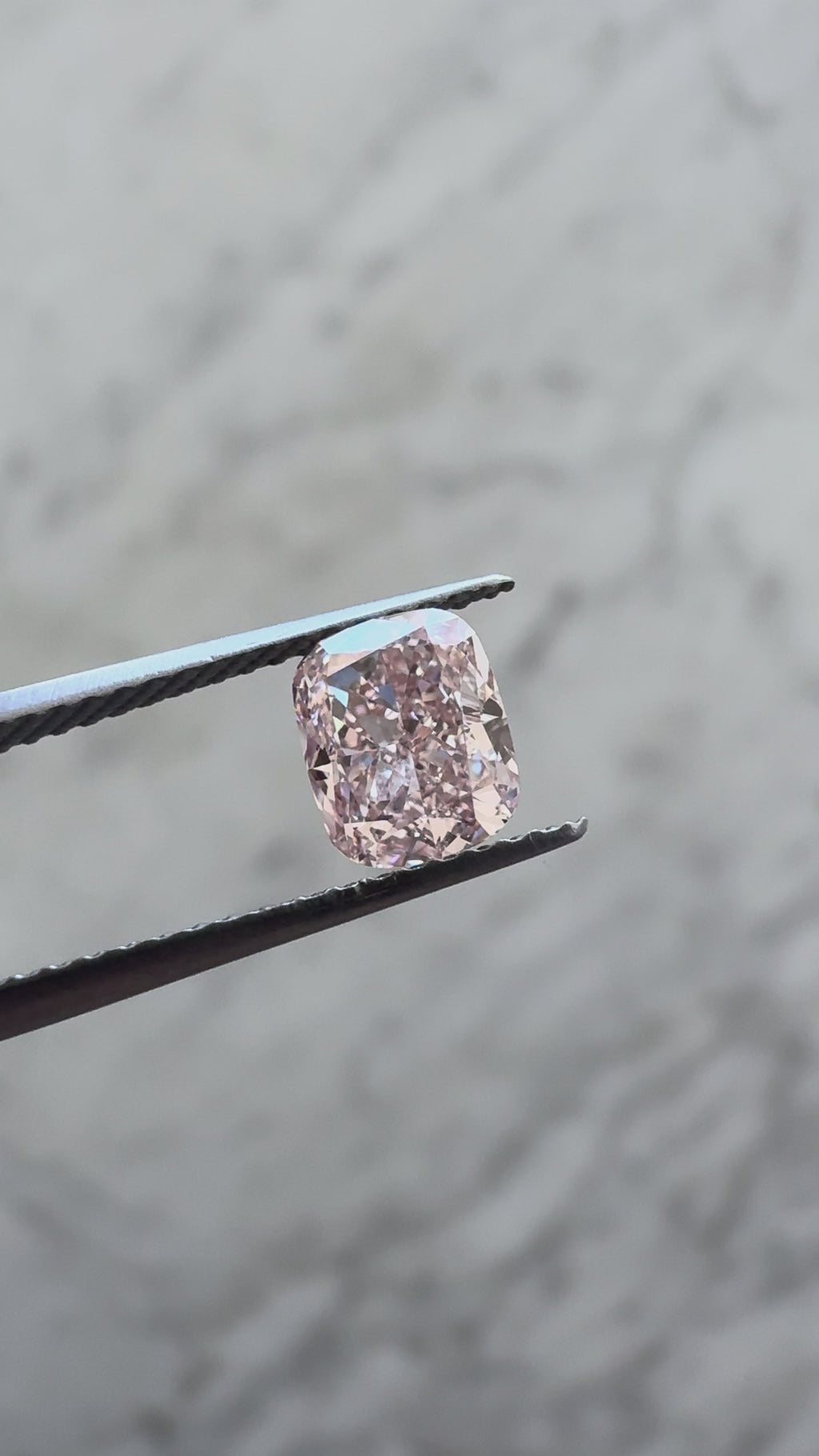 Cushion | 1.03ct Fancy Intense Pink VVS2 | 1.21 ratio | IGI Certified 627487290