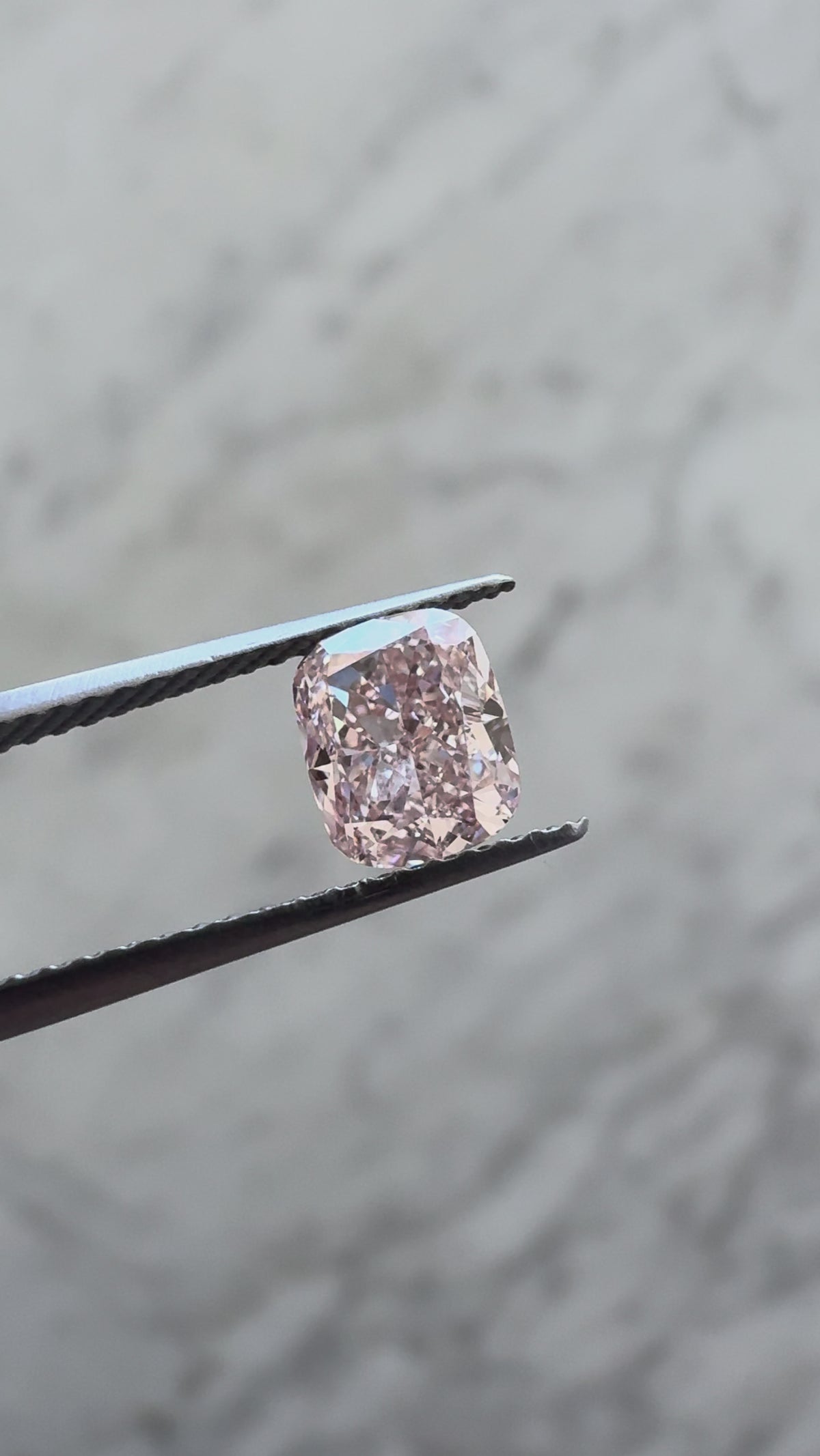 Cushion | 1.03ct Fancy Intense Pink VVS2 | 1.21 ratio | IGI Certified 627487290