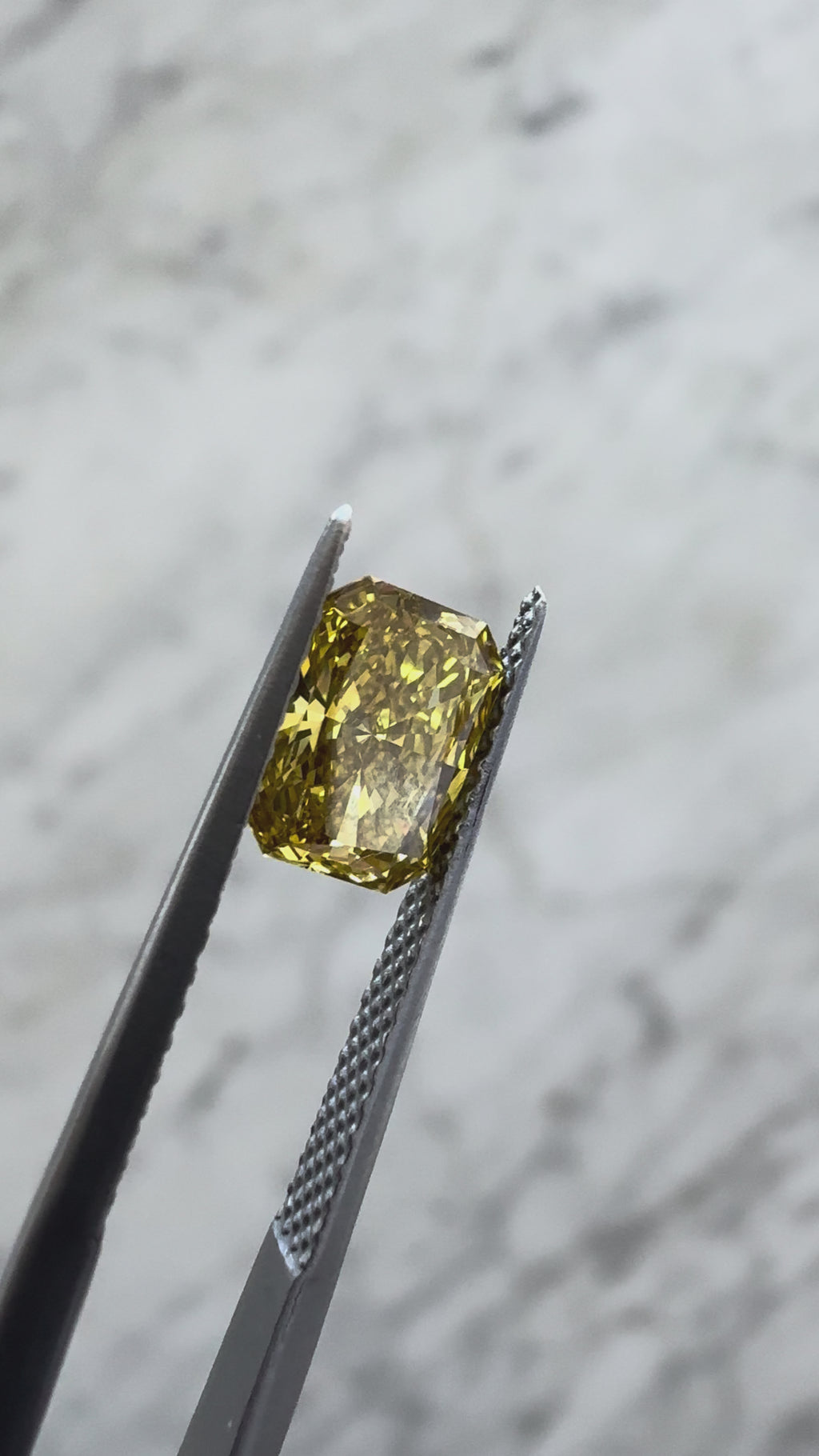 Radiant | 1.02ct Fancy Vivid Yellow VVS2 | 1.43 ratio | IGI Certified 737508179