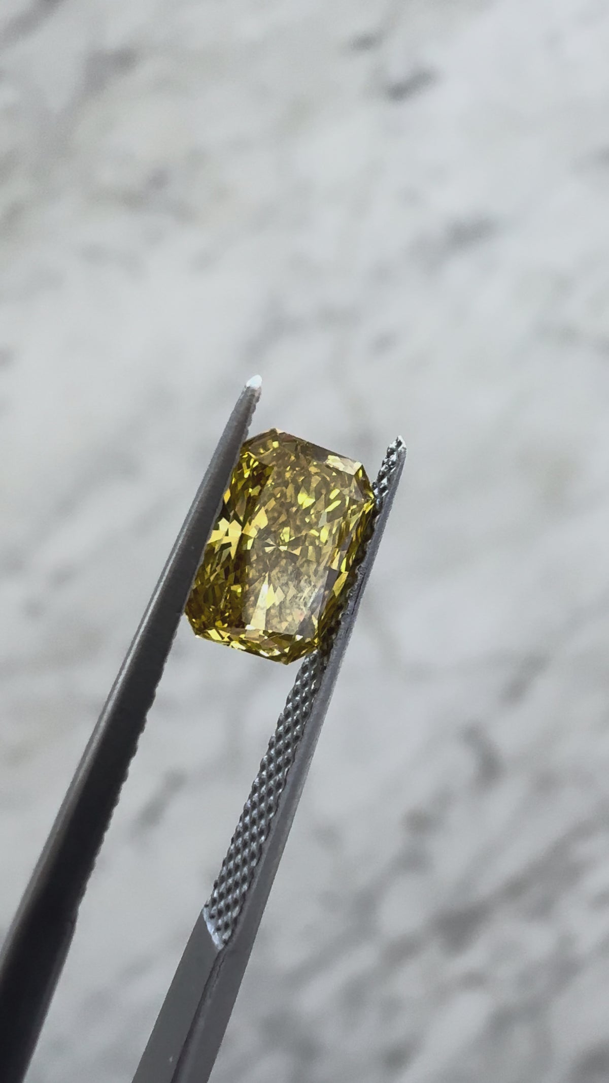 Radiant | 1.02ct Fancy Vivid Yellow VVS2 | 1.43 ratio | IGI Certified 737508179