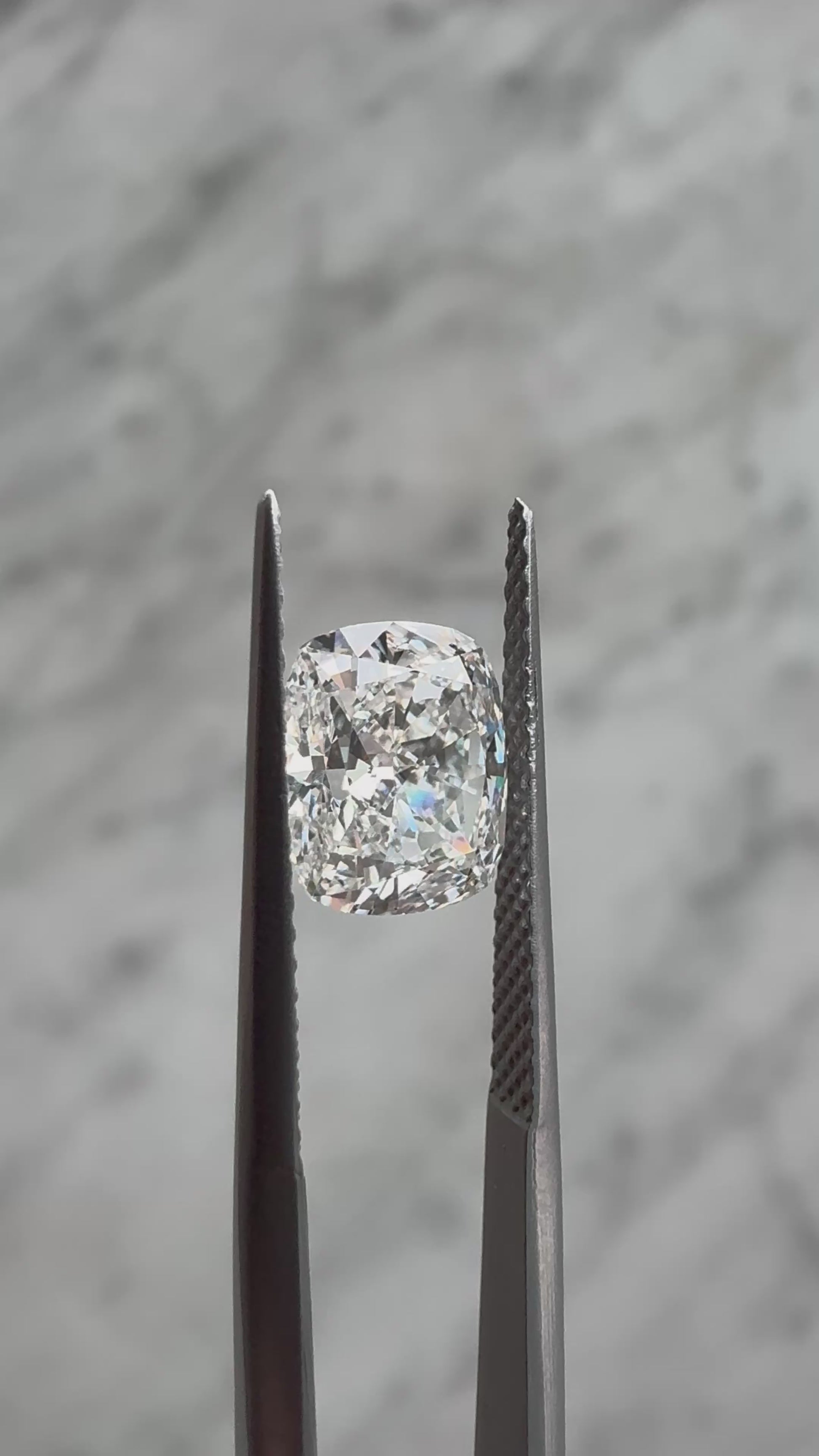 Cushion | 2.11ct F VS1 | 1.18 ratio | IGI Certified LG701506948 | CU211