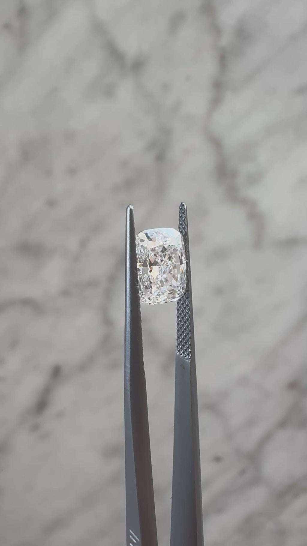 Cushion | 2.01ct E VS1 | 1.25 ratio | IGI Certified 635401820