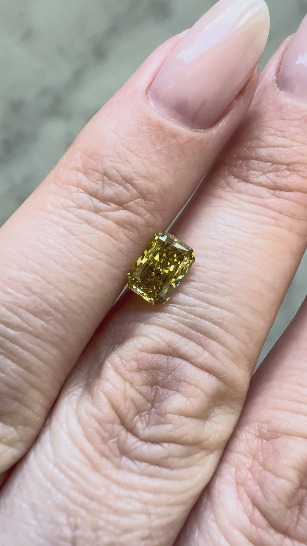 Radiant | 1.02ct Fancy Vivid Yellow VVS2 | 1.43 ratio | IGI Certified 737508179