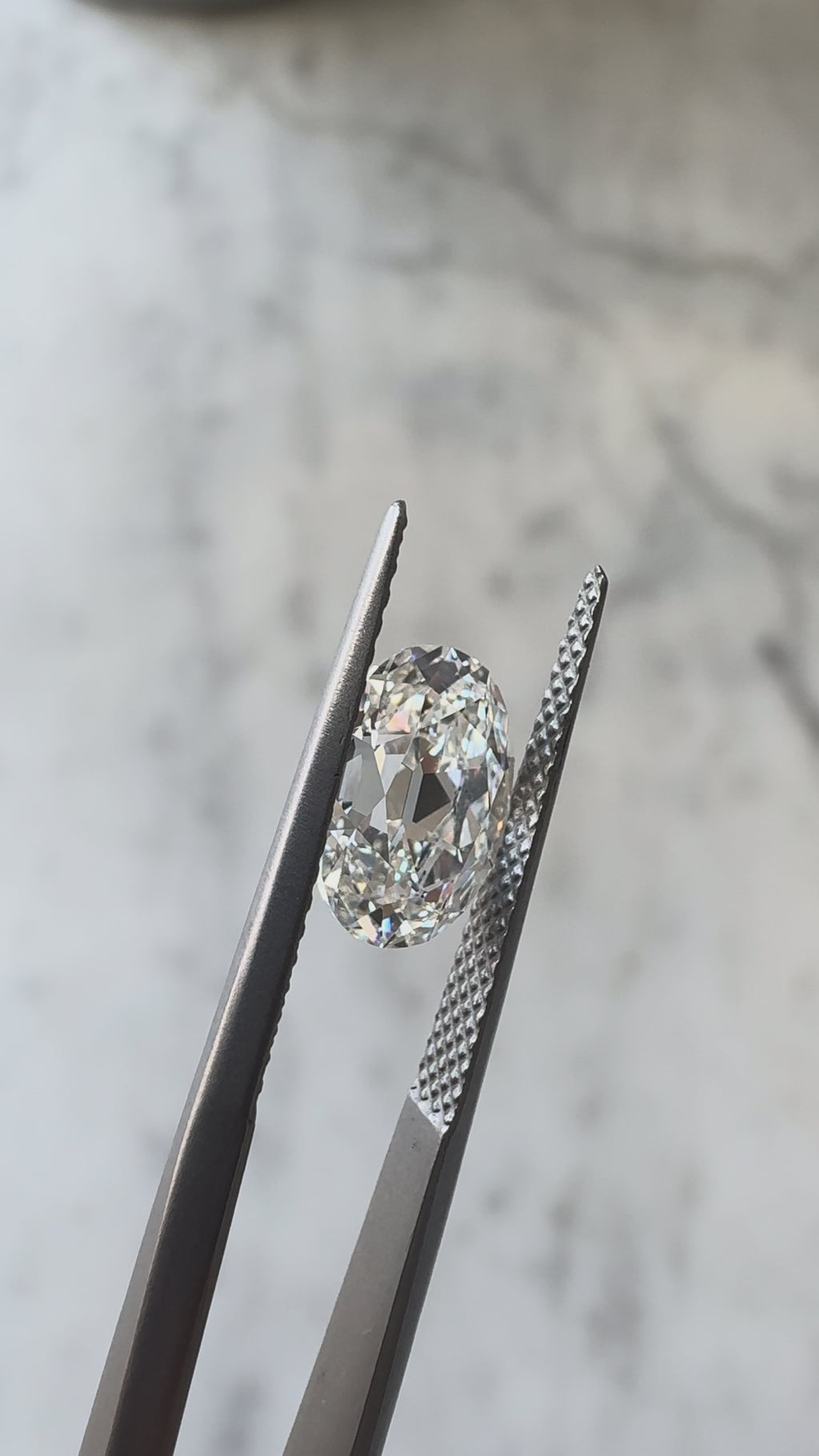 Old Mine Cut Oval | 2.06ct E VVS2 | 1.42 ratio | IGI Certified LG804652161
