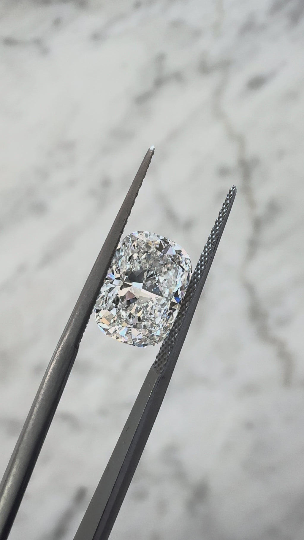 Cushion | 3.10ct VVS2 E | 1.32 ratio | IGI Certified 810625175
