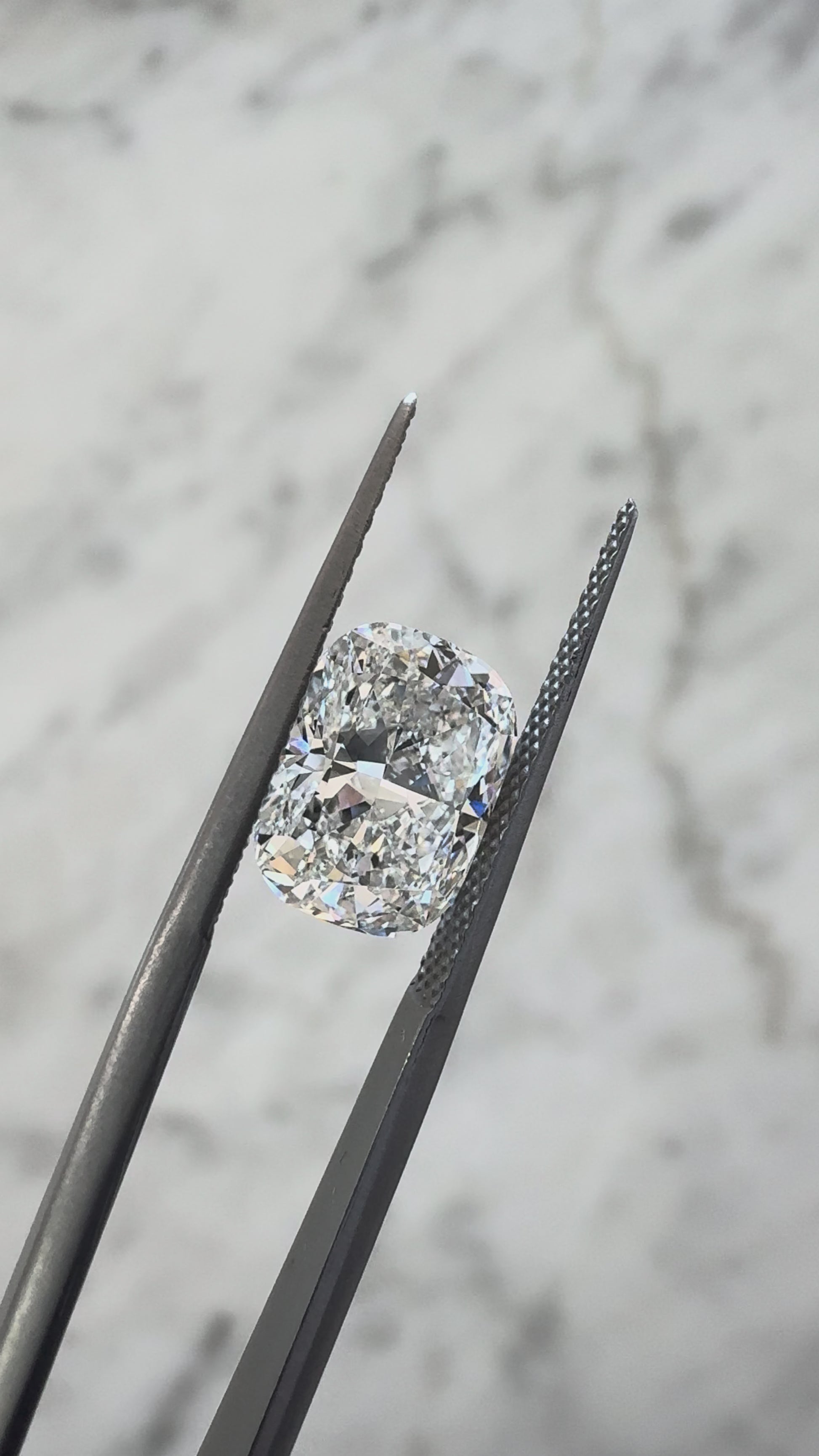 Cushion | 3.10ct VVS2 E | 1.32 ratio | IGI Certified 810625175