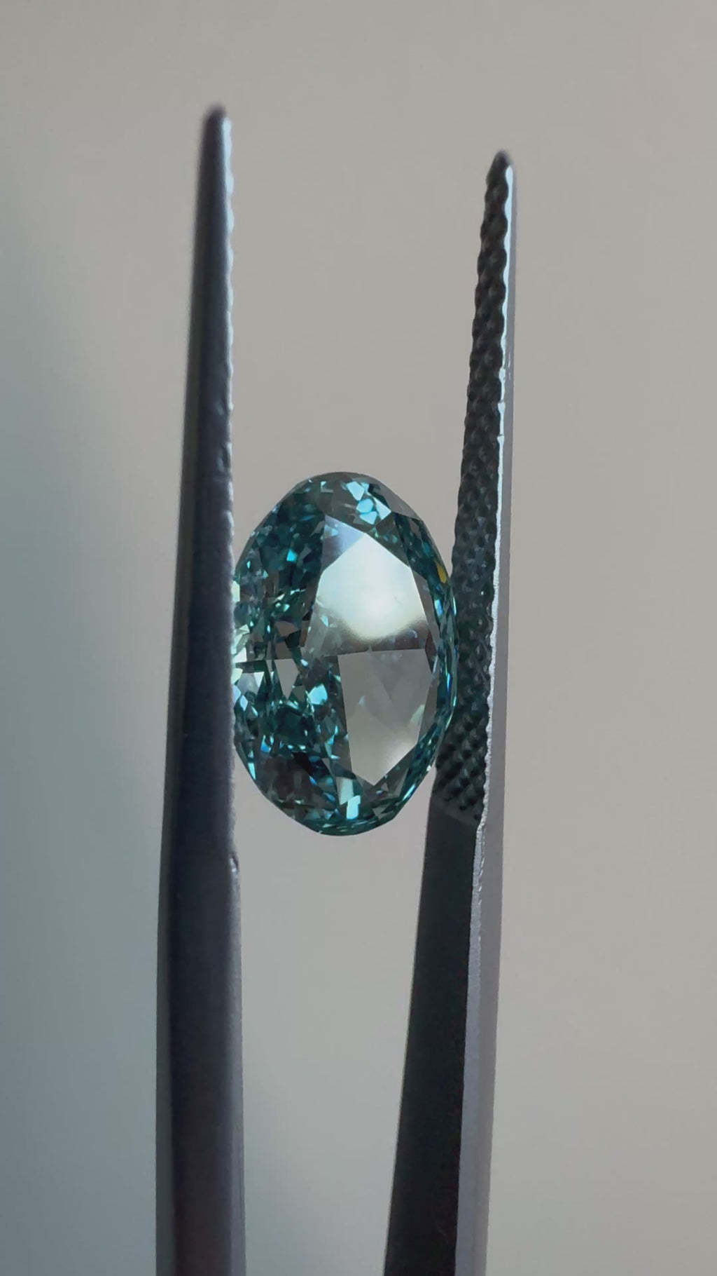 Oval | 2.77ct Fancy Vivid Blue VVS2 | 1.39 ratio | IGI Certified 675597704 | FOV277