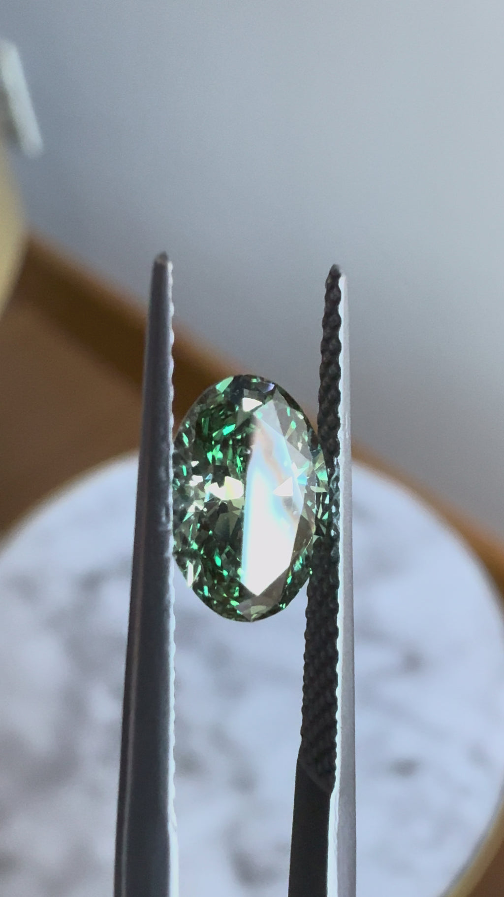 Oval | 1.10ct Fancy Vivid Greenish Green VS1 | 1.48 ratio | IGI Certified 731519574 | FOV110