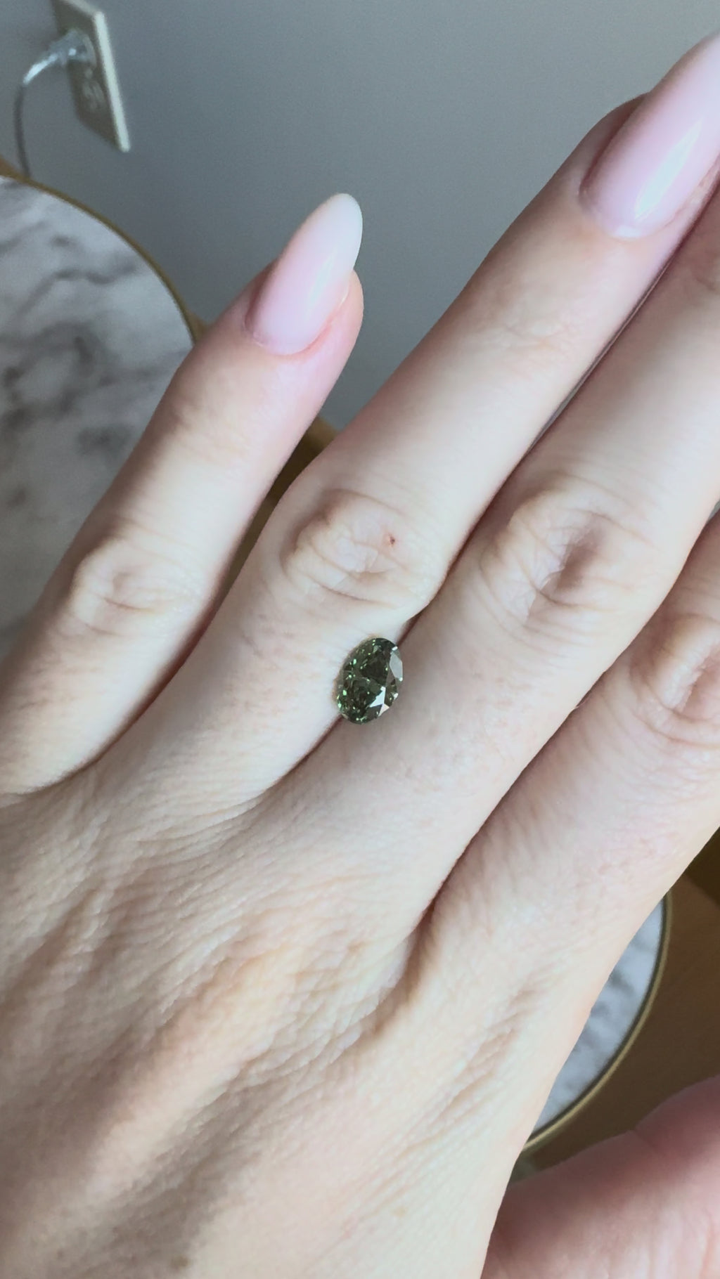 Oval | 1.10ct Fancy Vivid Greenish Green VS1 | 1.48 ratio | IGI Certified 731519574 | FOV110