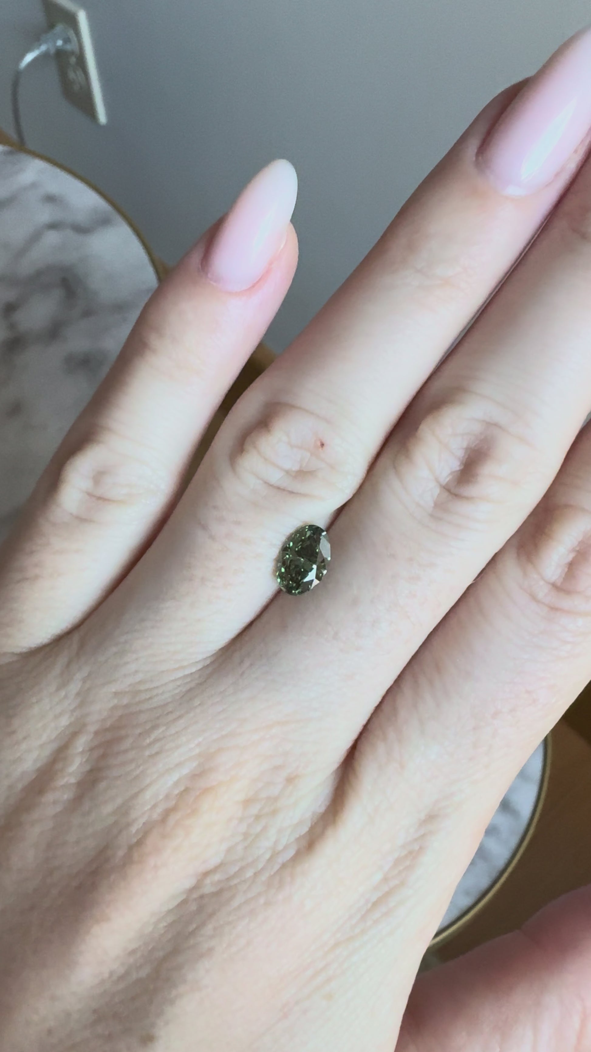 Oval | 1.10ct Fancy Vivid Greenish Green VS1 | 1.48 ratio | IGI Certified 731519574 | FOV110